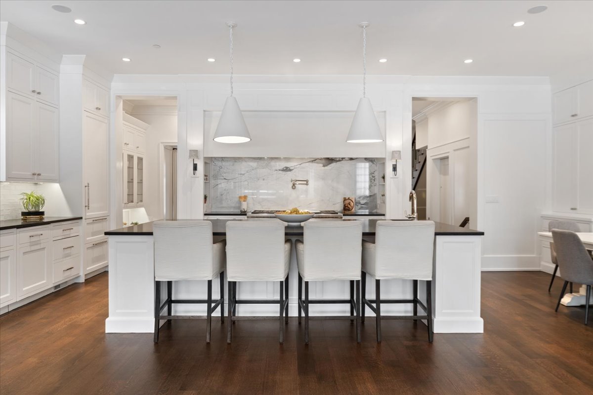 1722 N BURLING Street