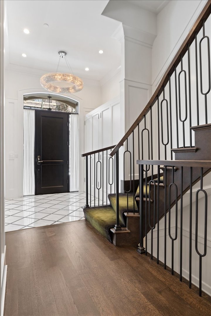 1722 N BURLING Street