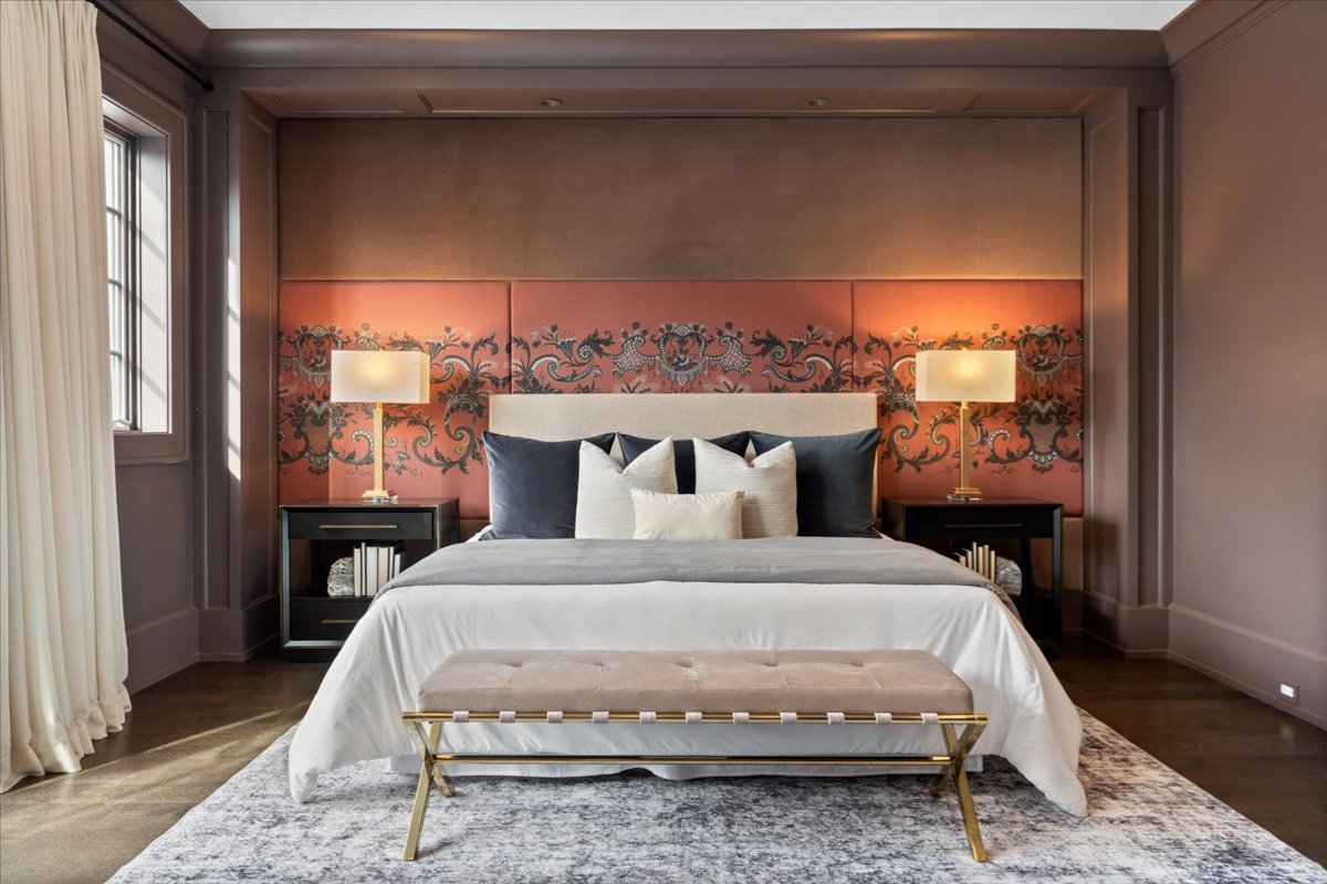 1722 N BURLING Street