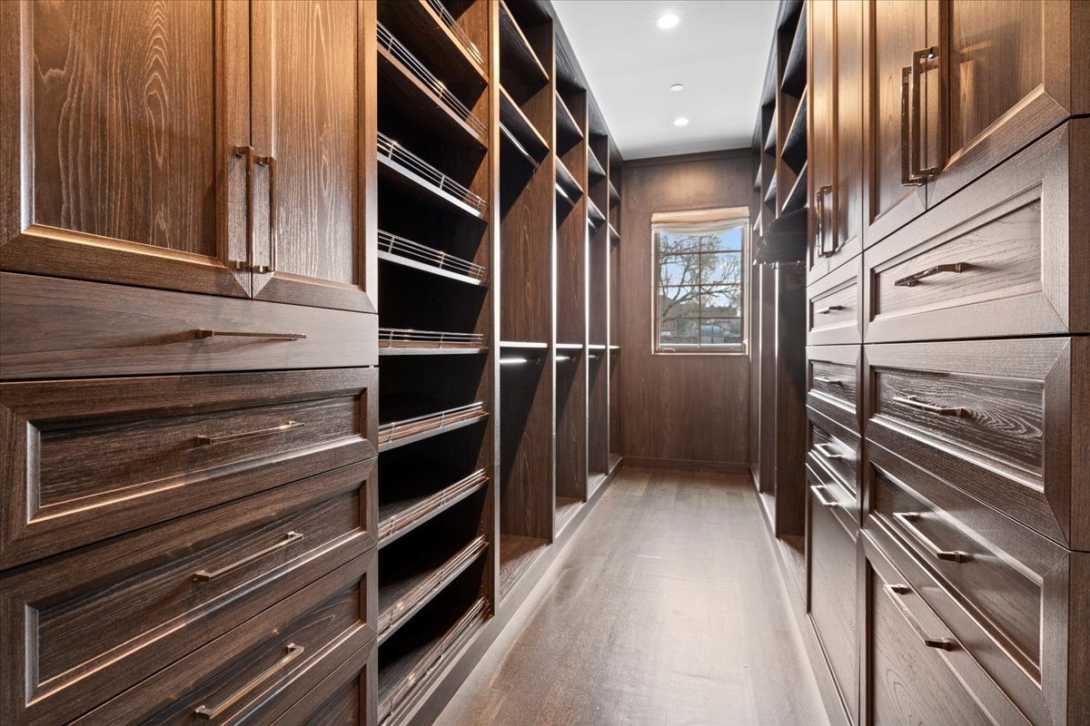 1722 N BURLING Street