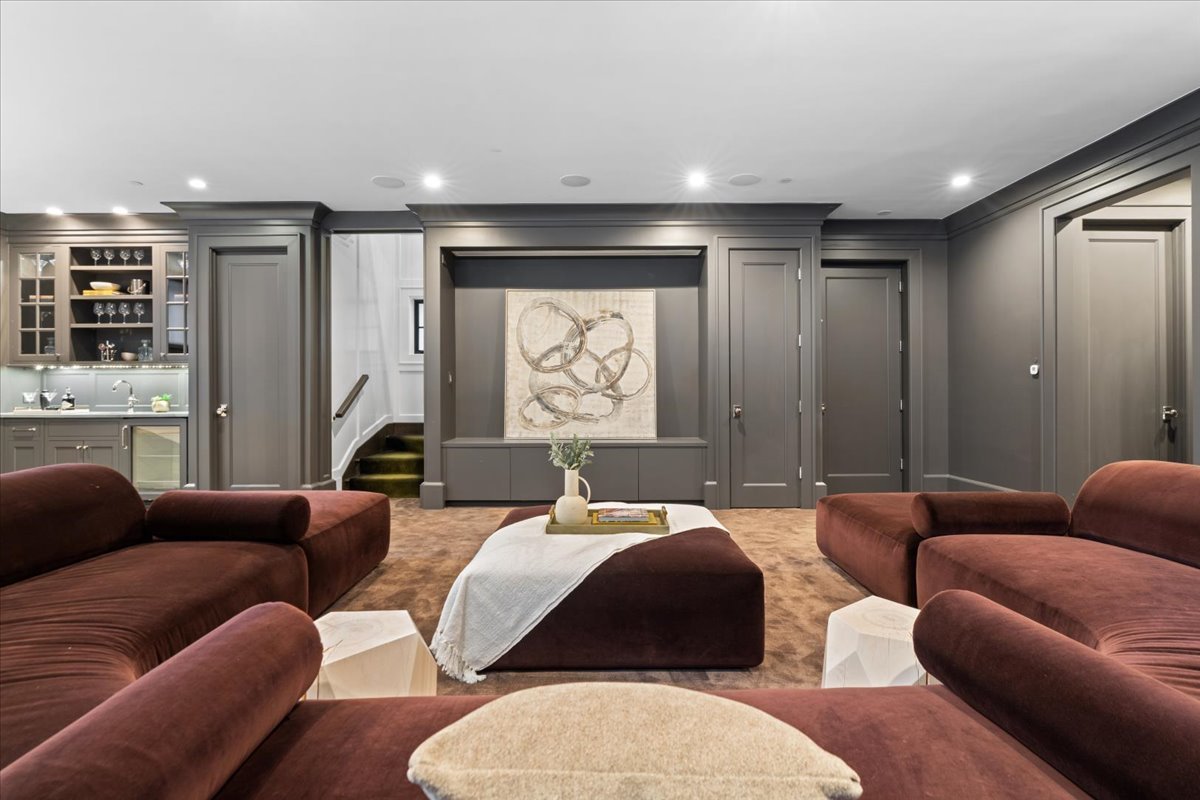 1722 N BURLING Street