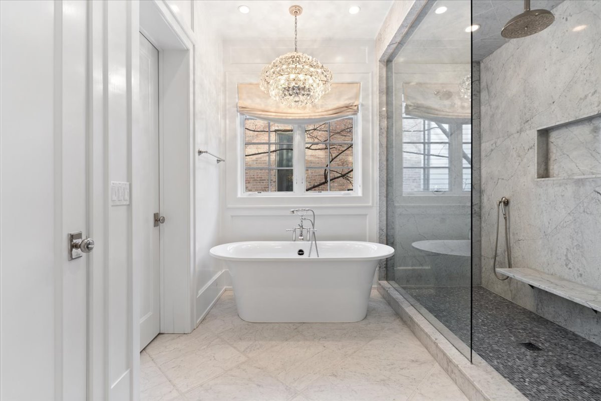 1722 N BURLING Street