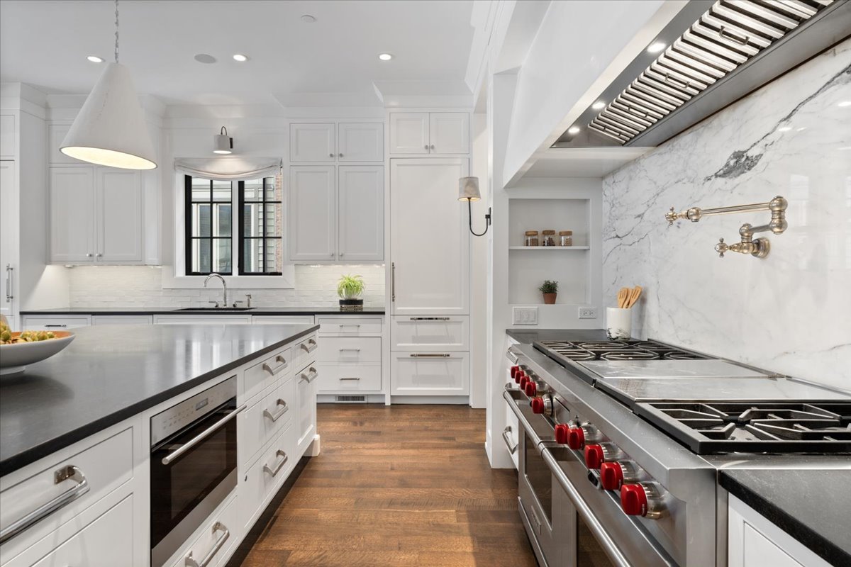 1722 N BURLING Street