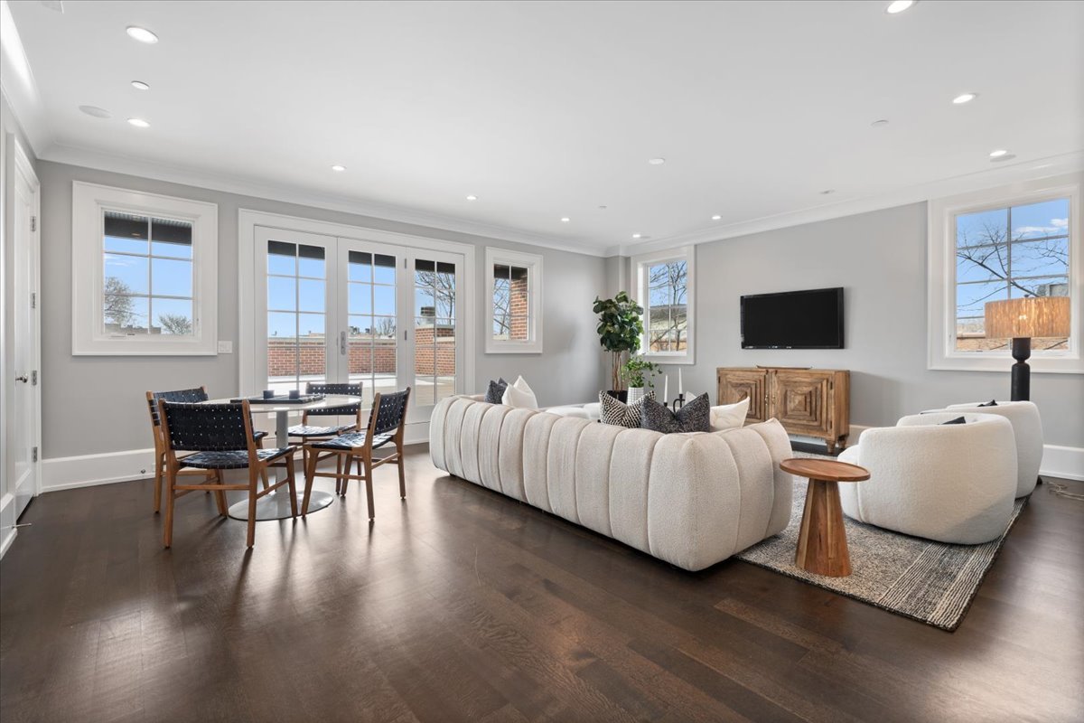 1722 N BURLING Street