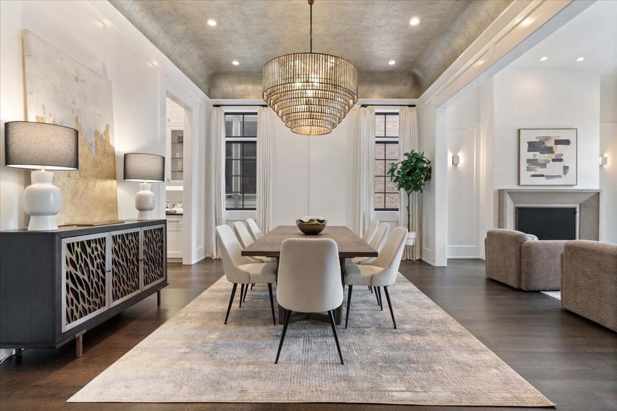 1722 N BURLING Street