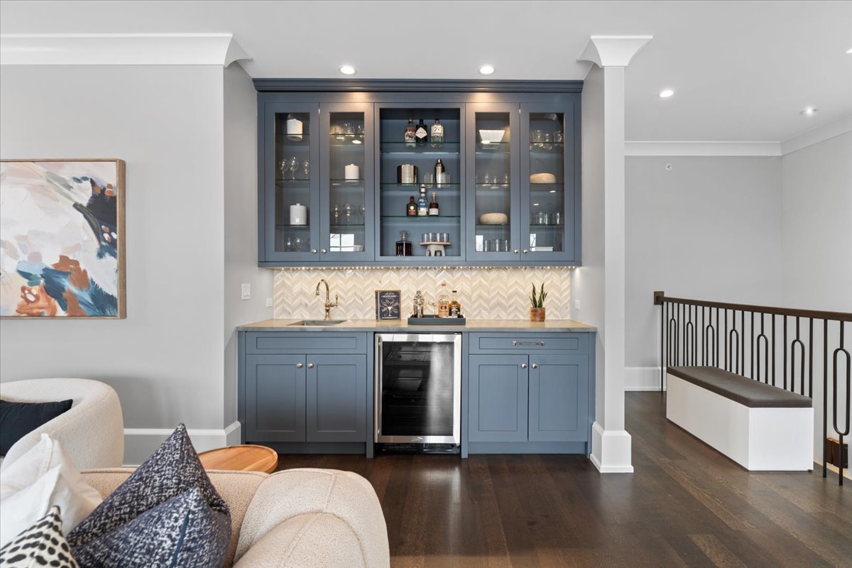 1722 N BURLING Street