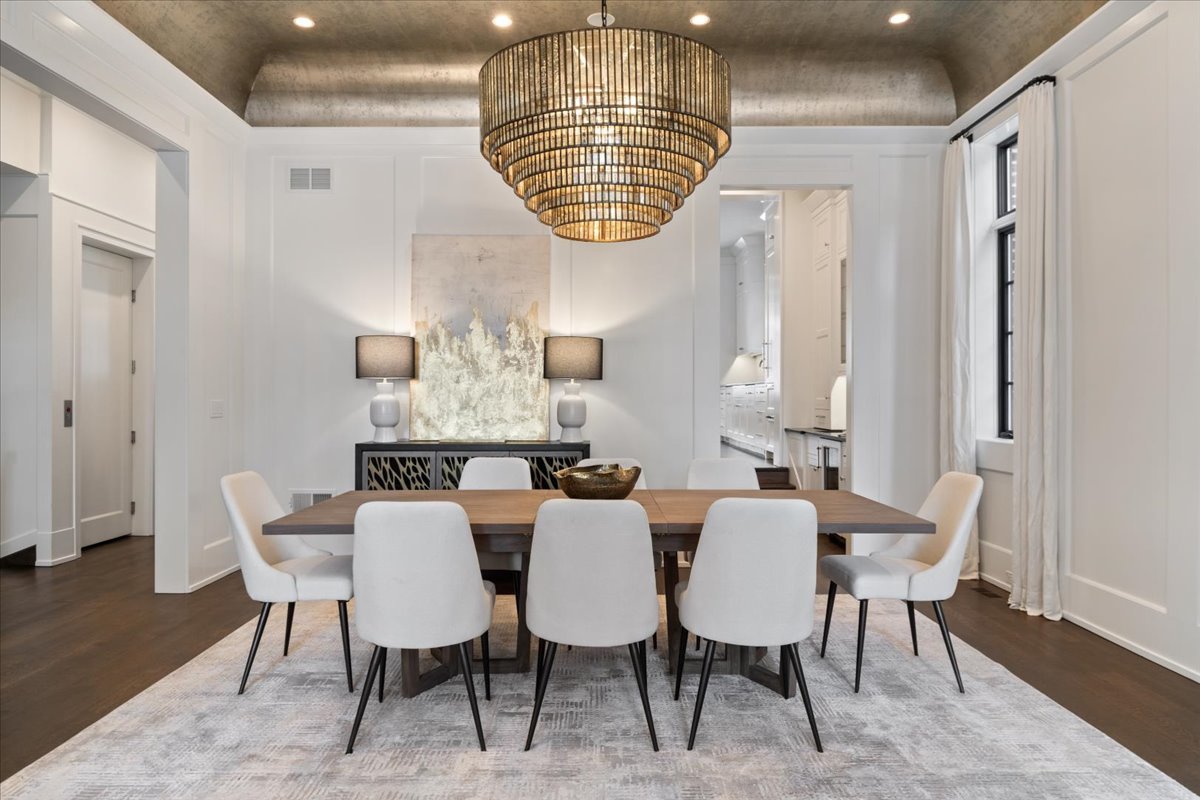 1722 N BURLING Street