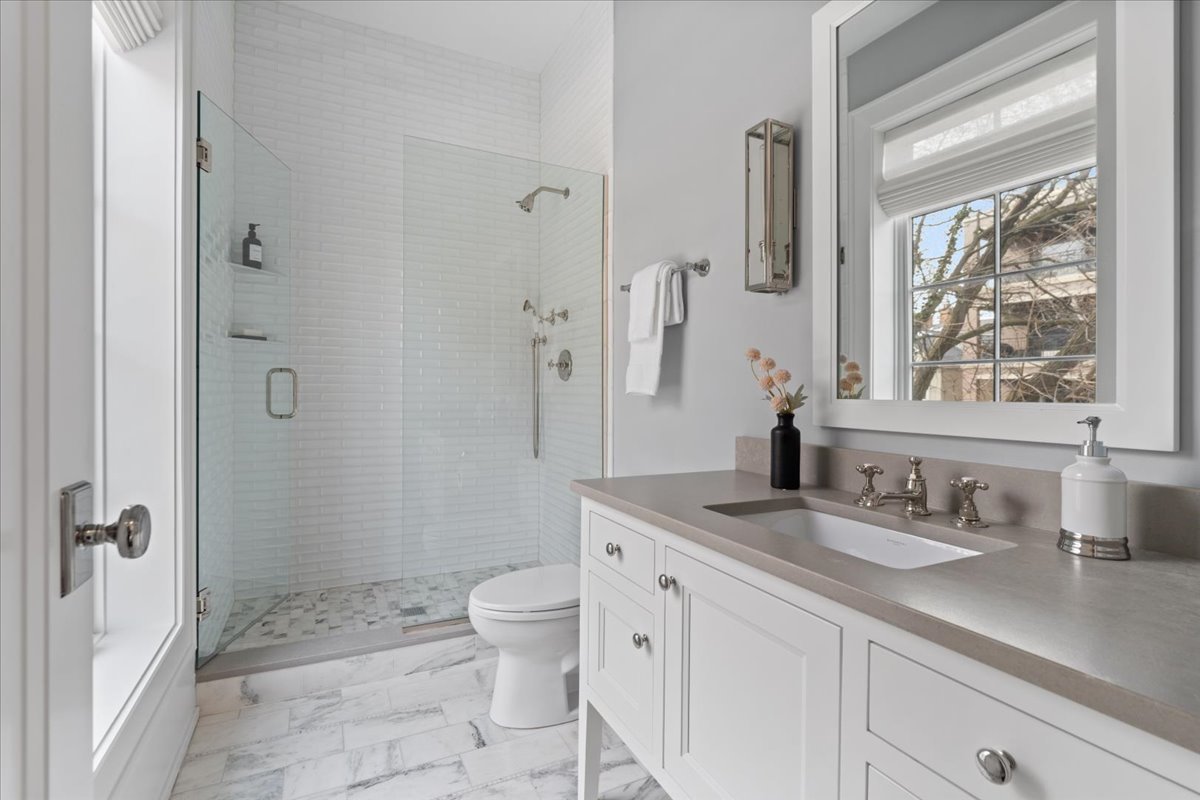 1722 N BURLING Street