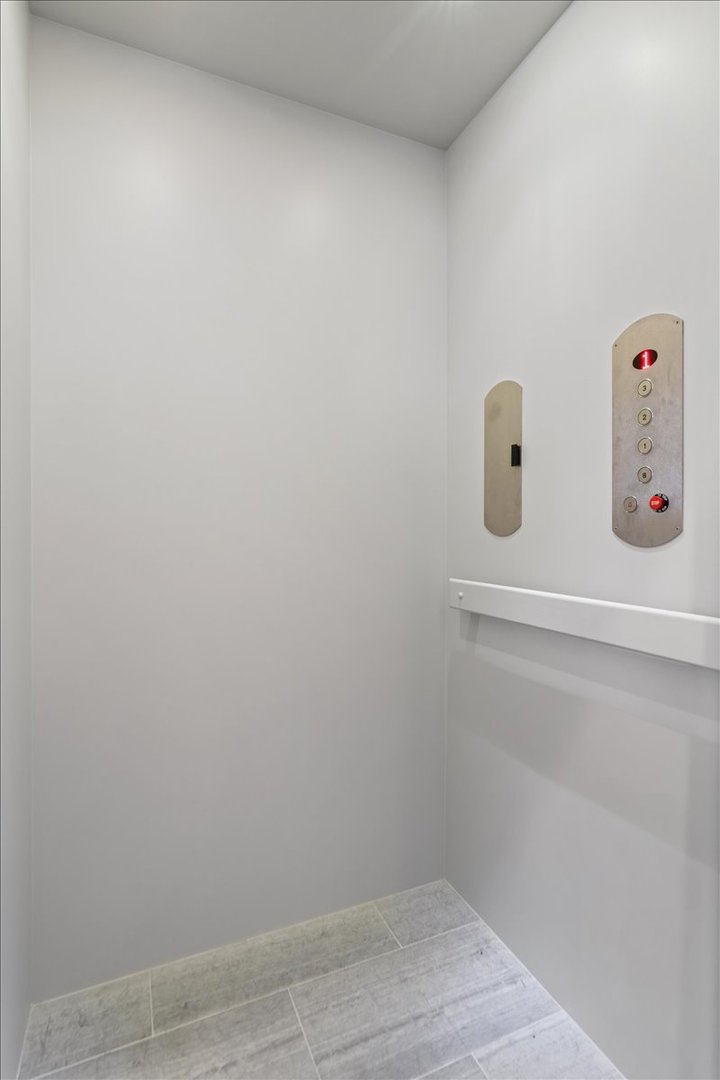 1722 N BURLING Street