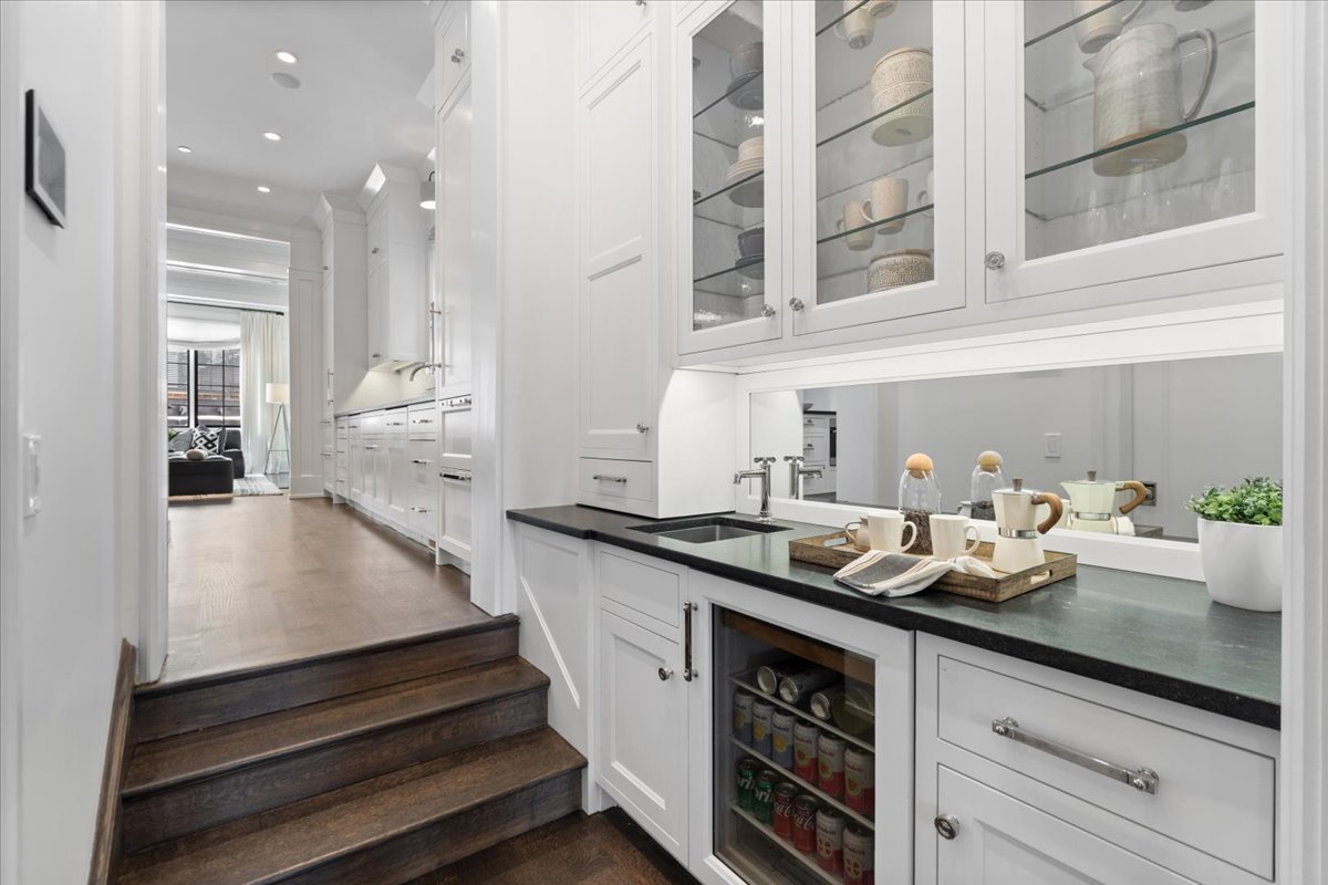 1722 N BURLING Street