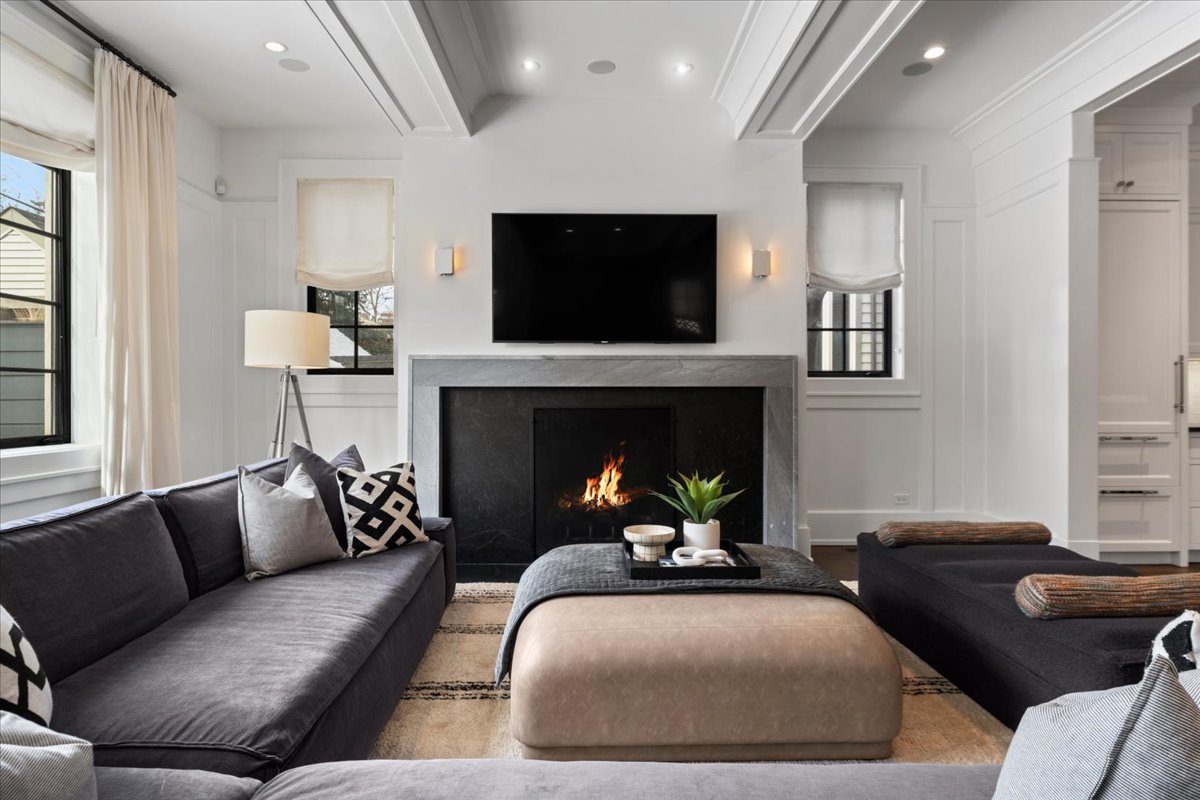 1722 N BURLING Street