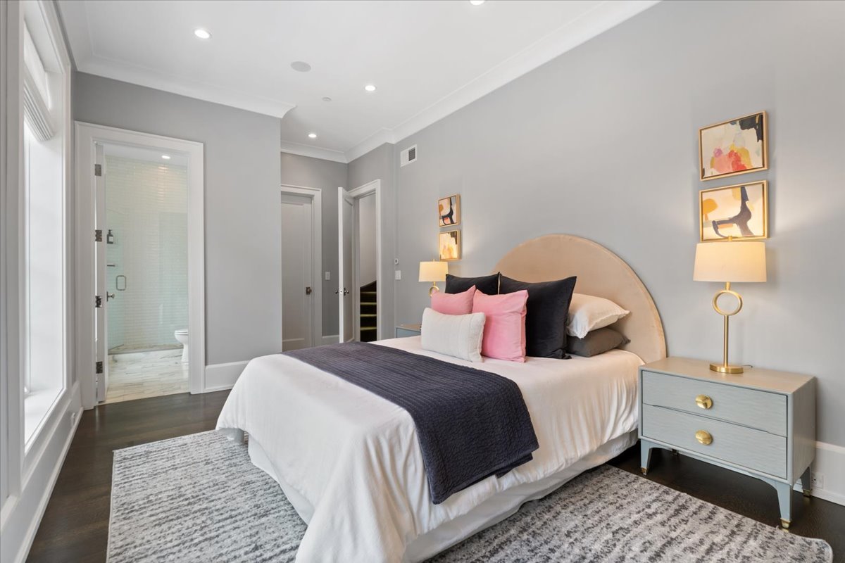 1722 N BURLING Street