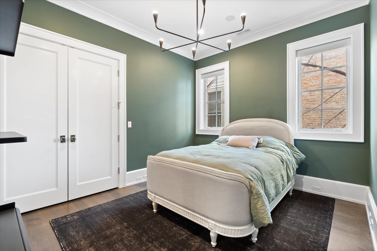 1722 N BURLING Street