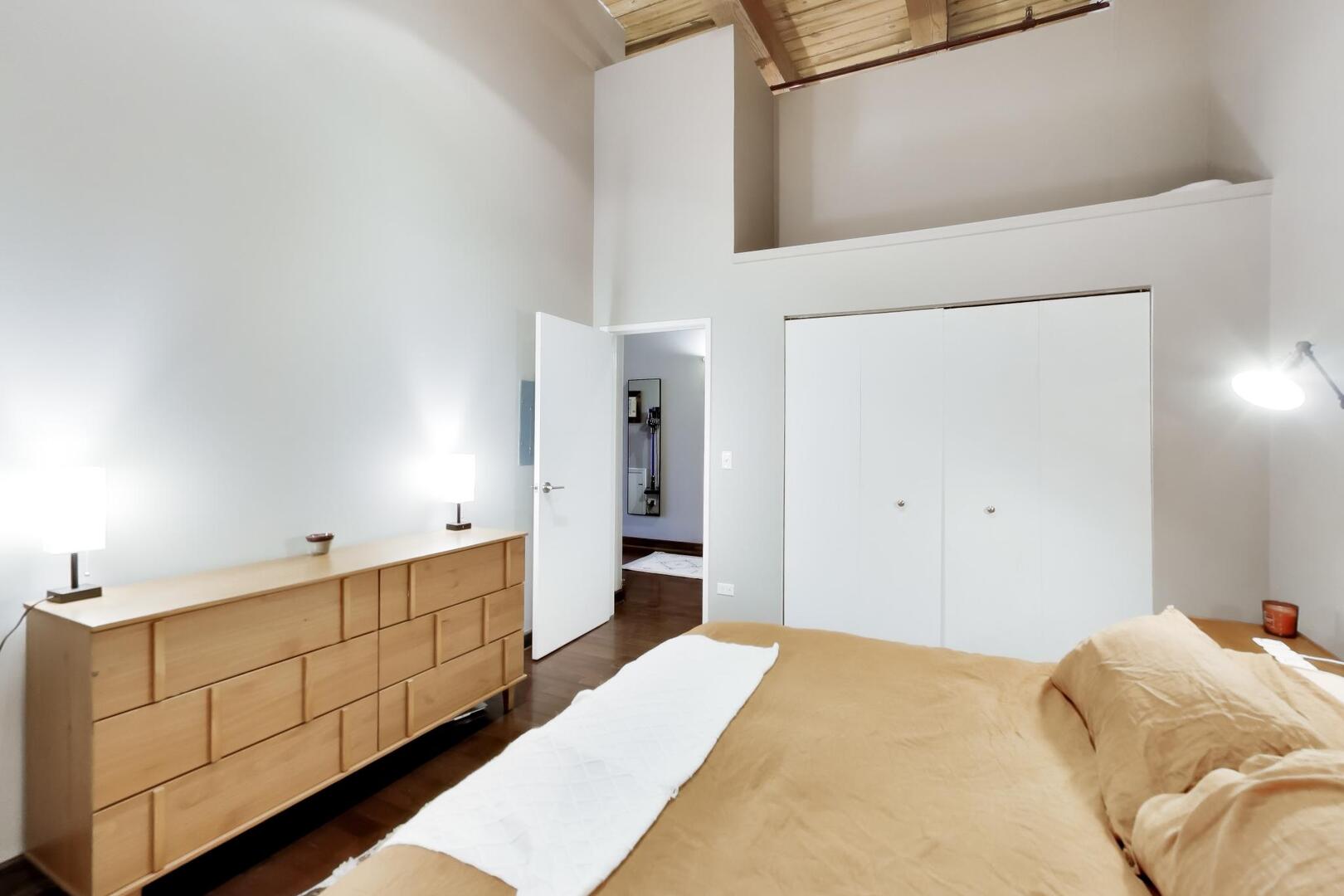 1733 W Irving Park Road Unit: 215