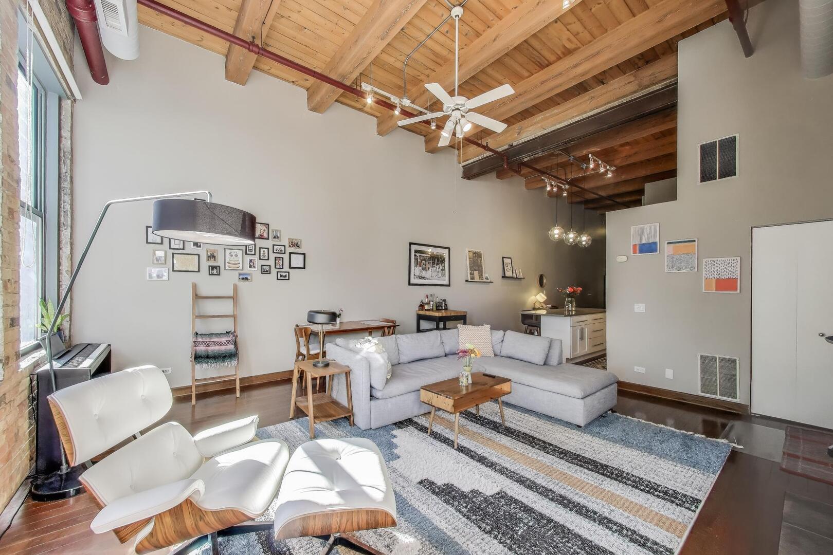 1733 W Irving Park Road Unit: 215