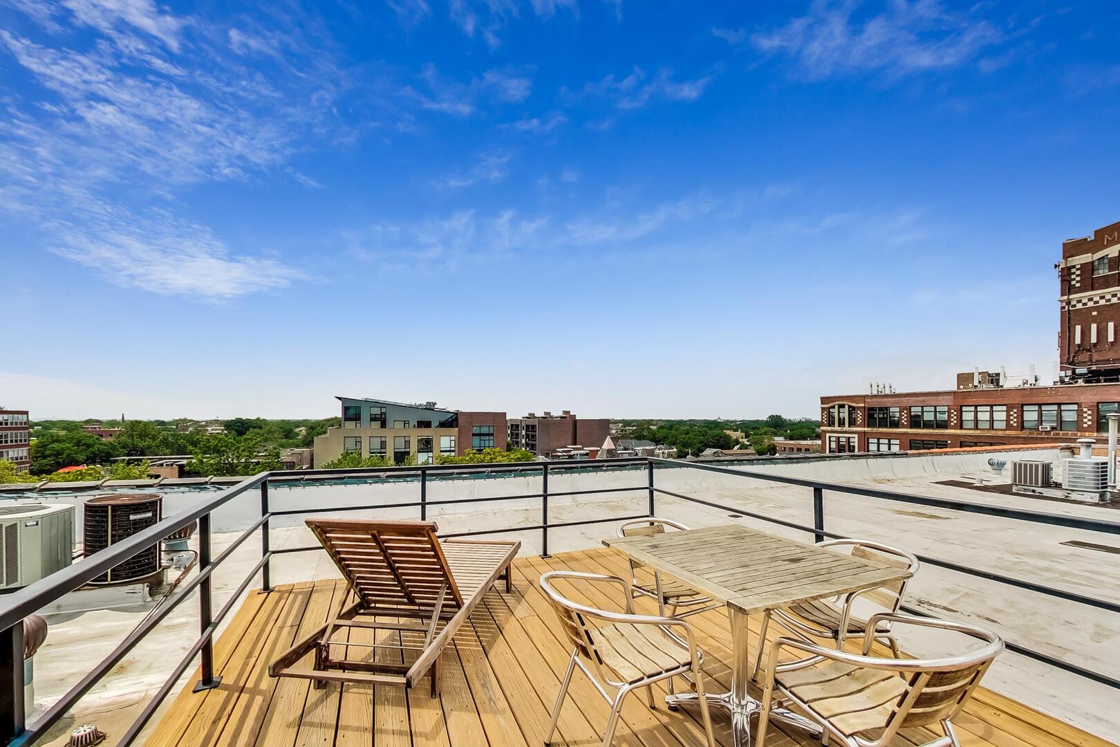1733 W Irving Park Road Unit: 215