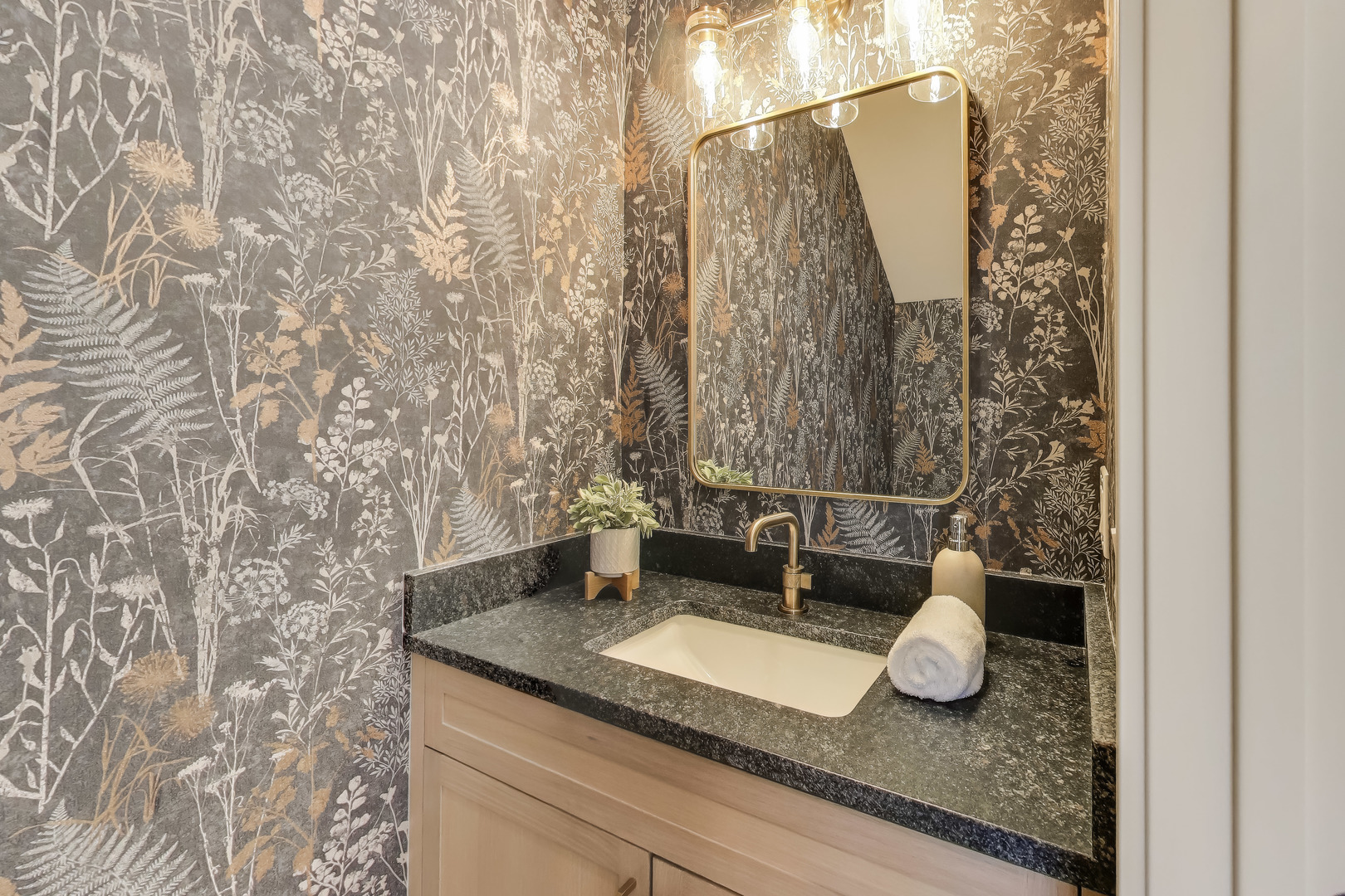 1632 W Hollywood Avenue