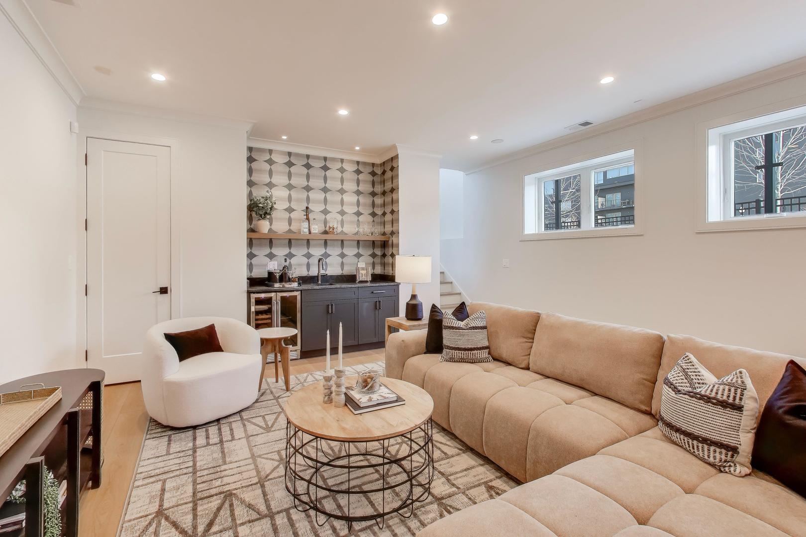 1632 W Hollywood Avenue