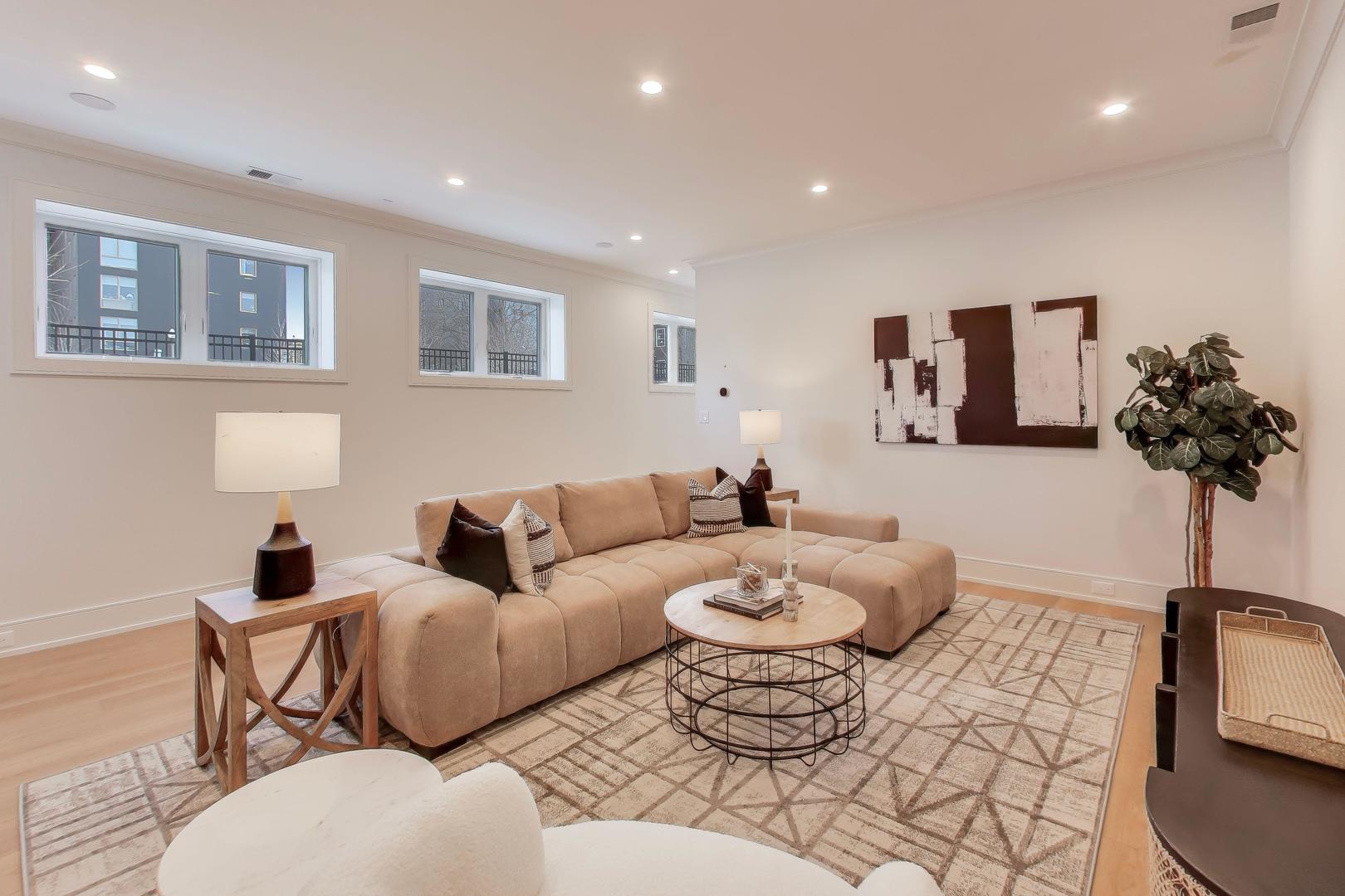 1632 W Hollywood Avenue