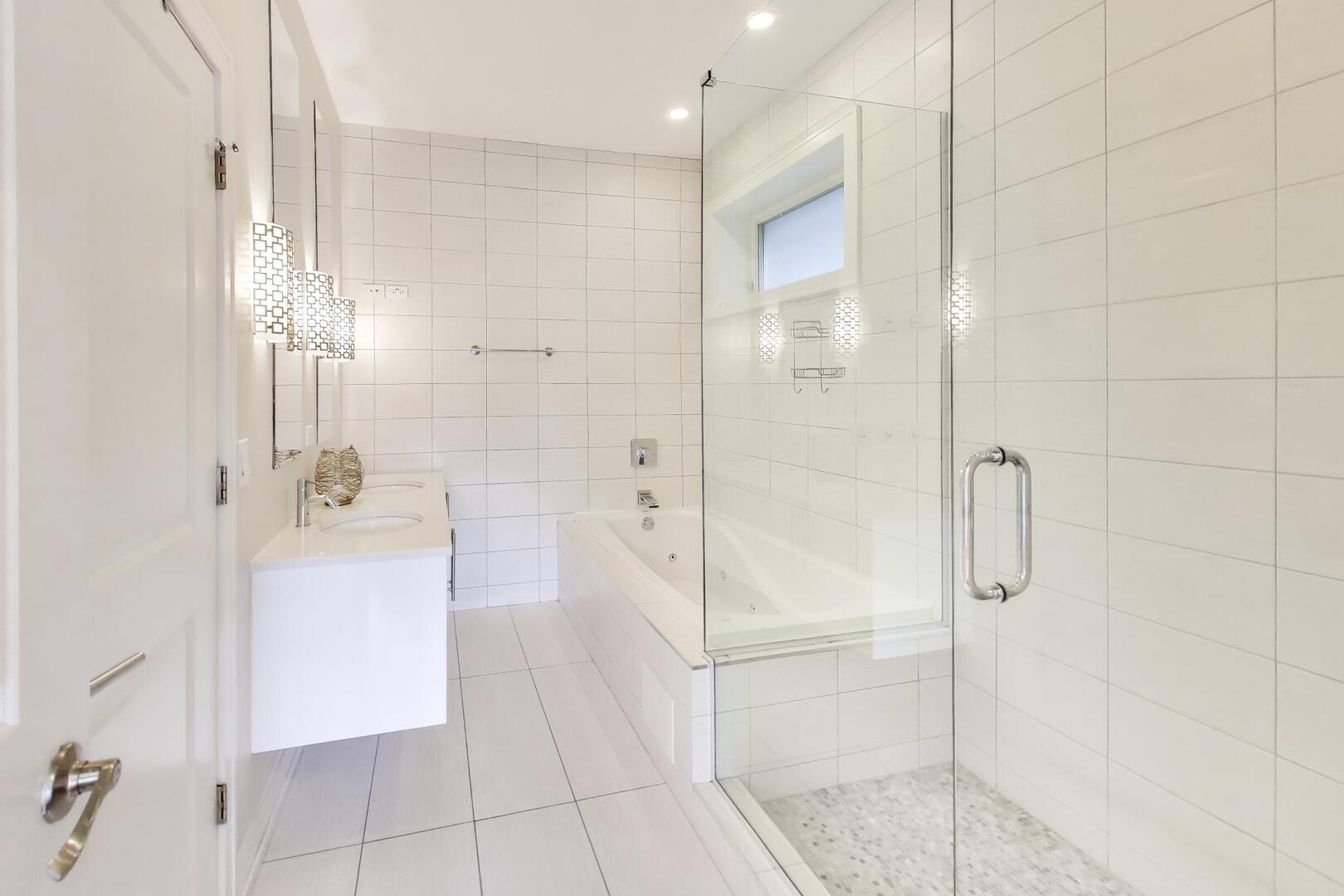 2435 W BELMONT Avenue Unit: 2E