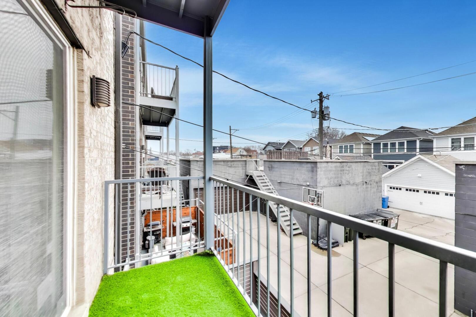 2435 W BELMONT Avenue Unit: 2E