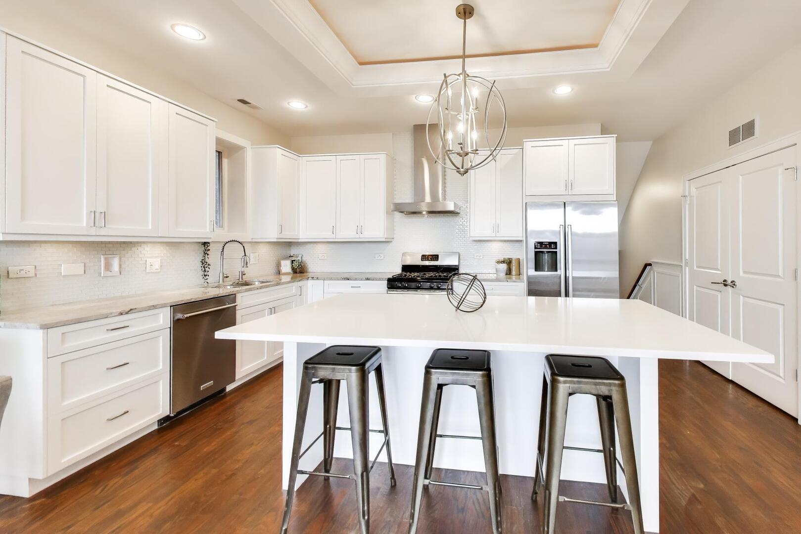 2435 W BELMONT Avenue Unit: 2E