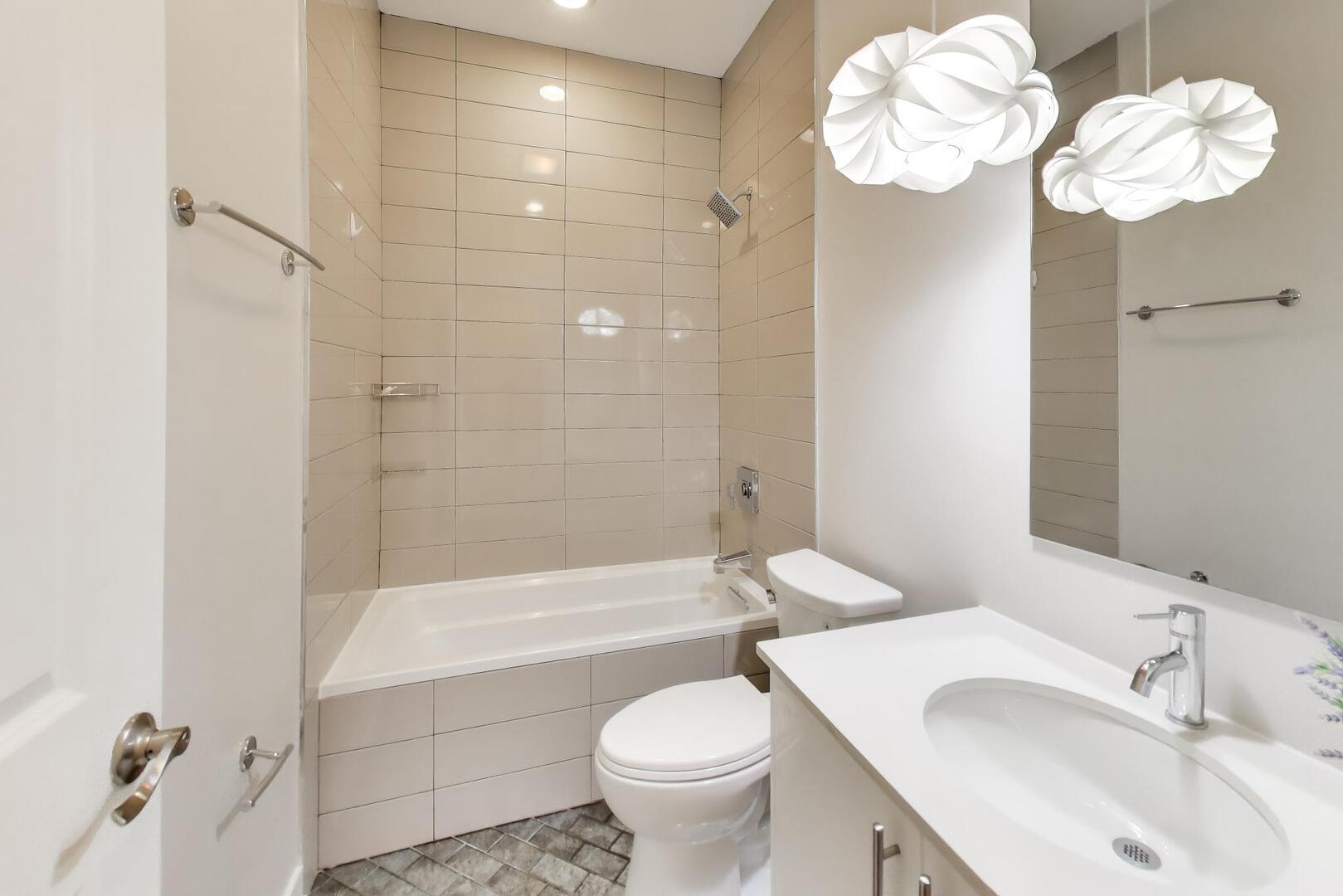 2435 W BELMONT Avenue Unit: 2E