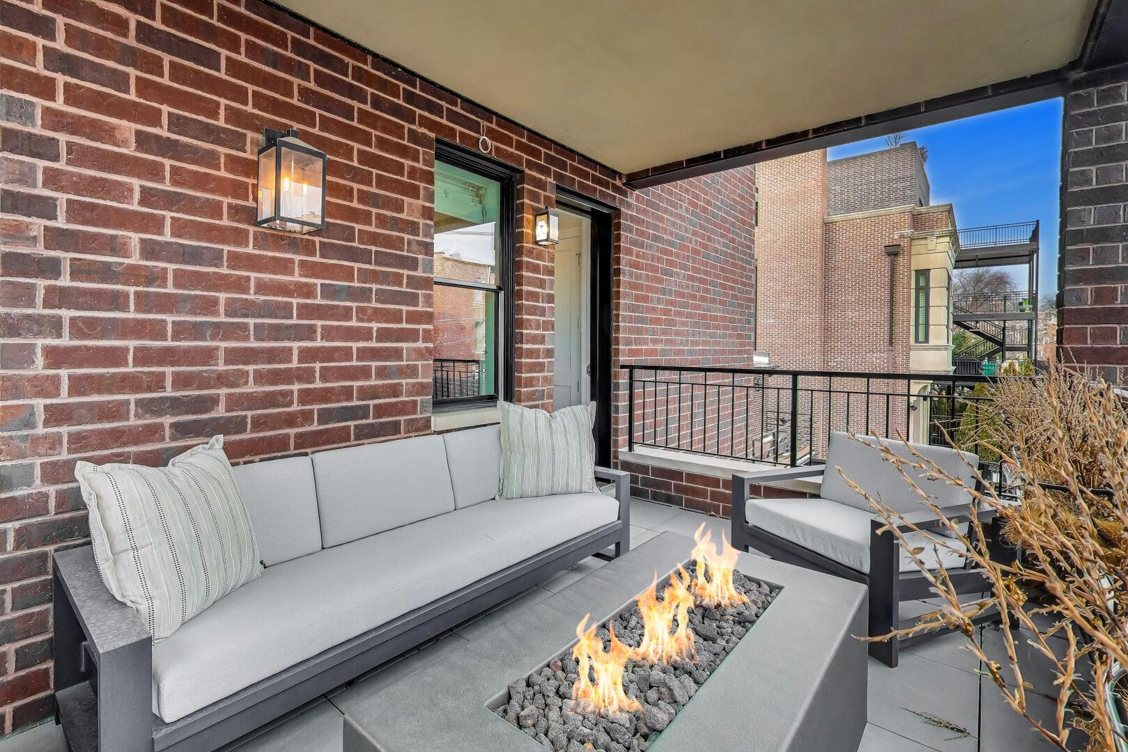 1833 N Sedgwick Street Unit: 2