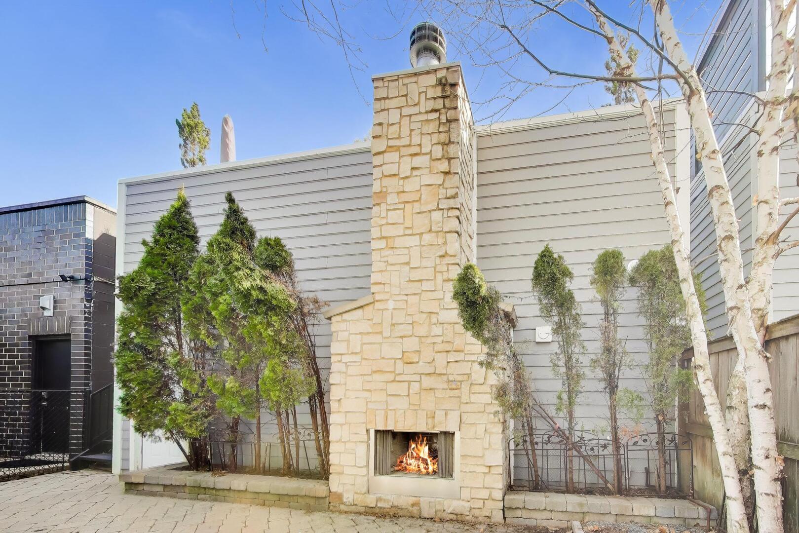 2935 N Seeley Avenue