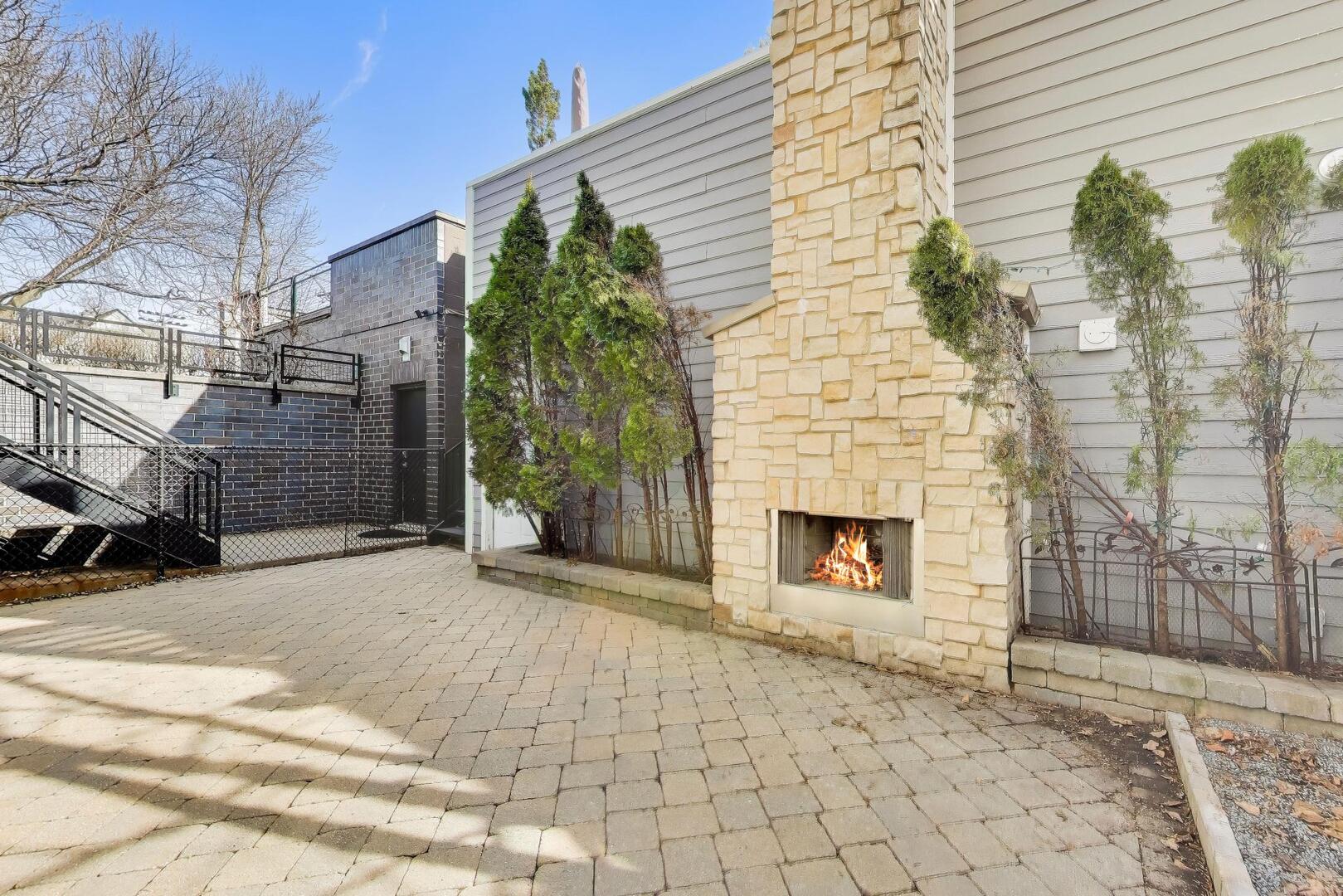 2935 N Seeley Avenue