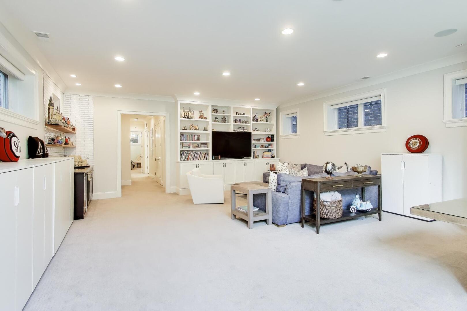 2935 N Seeley Avenue