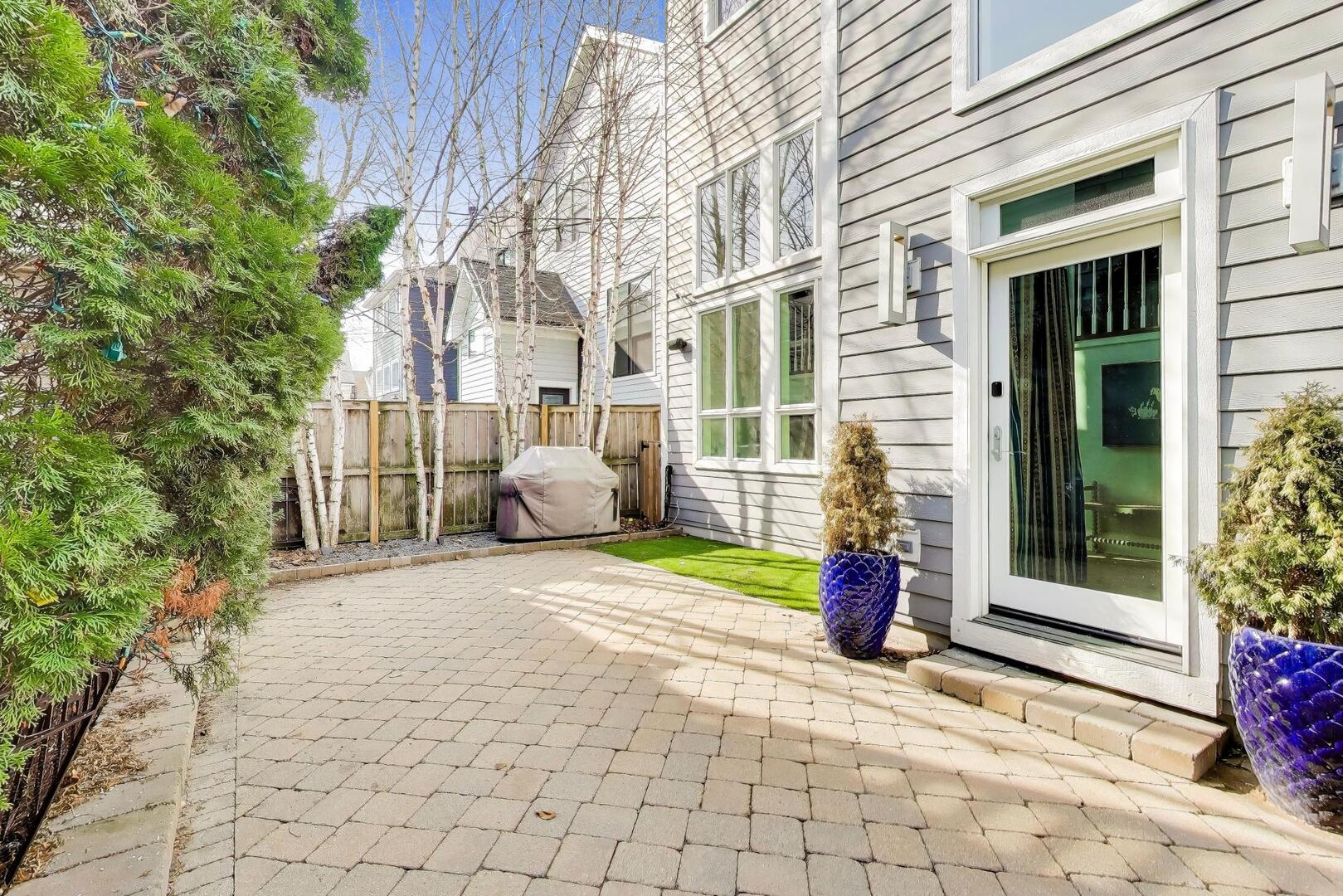 2935 N Seeley Avenue