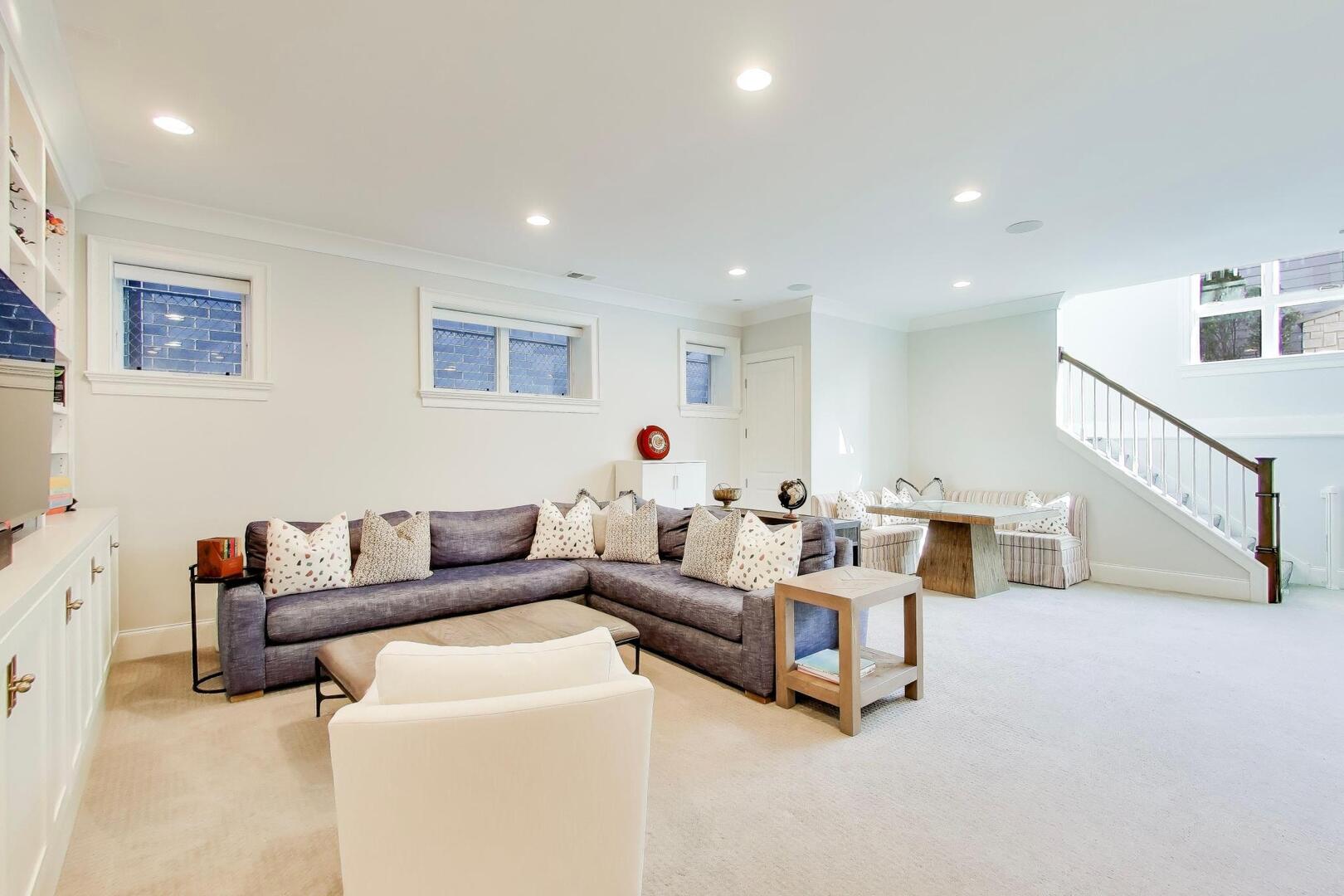 2935 N Seeley Avenue