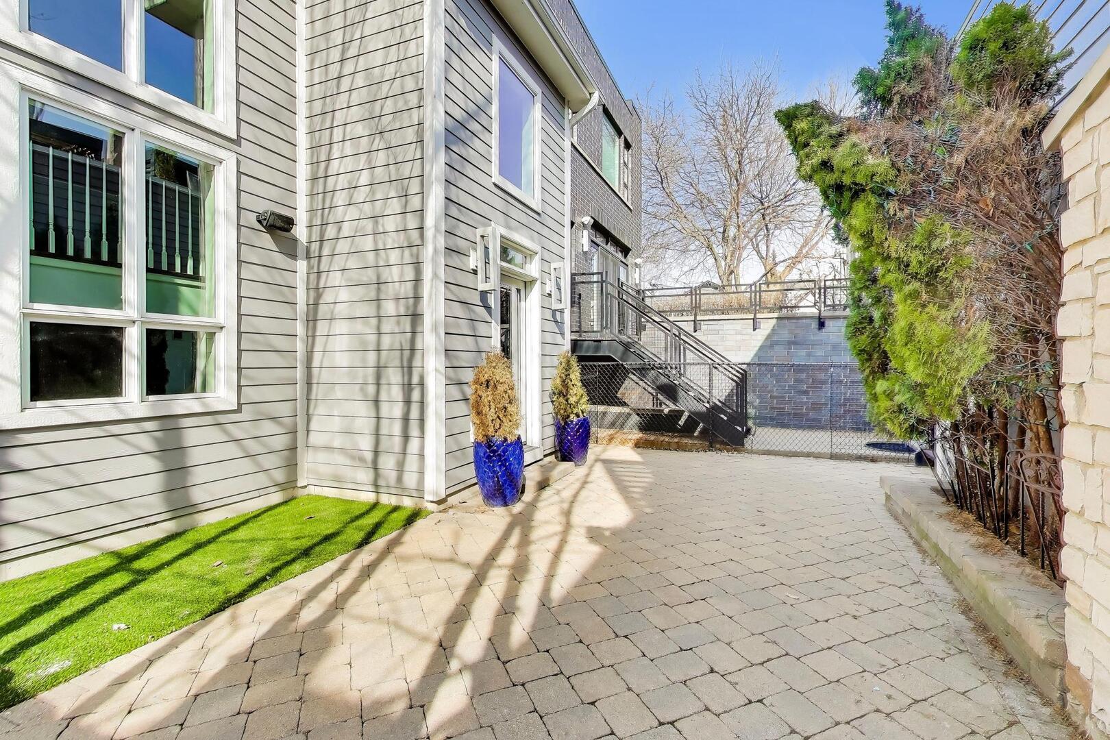 2935 N Seeley Avenue