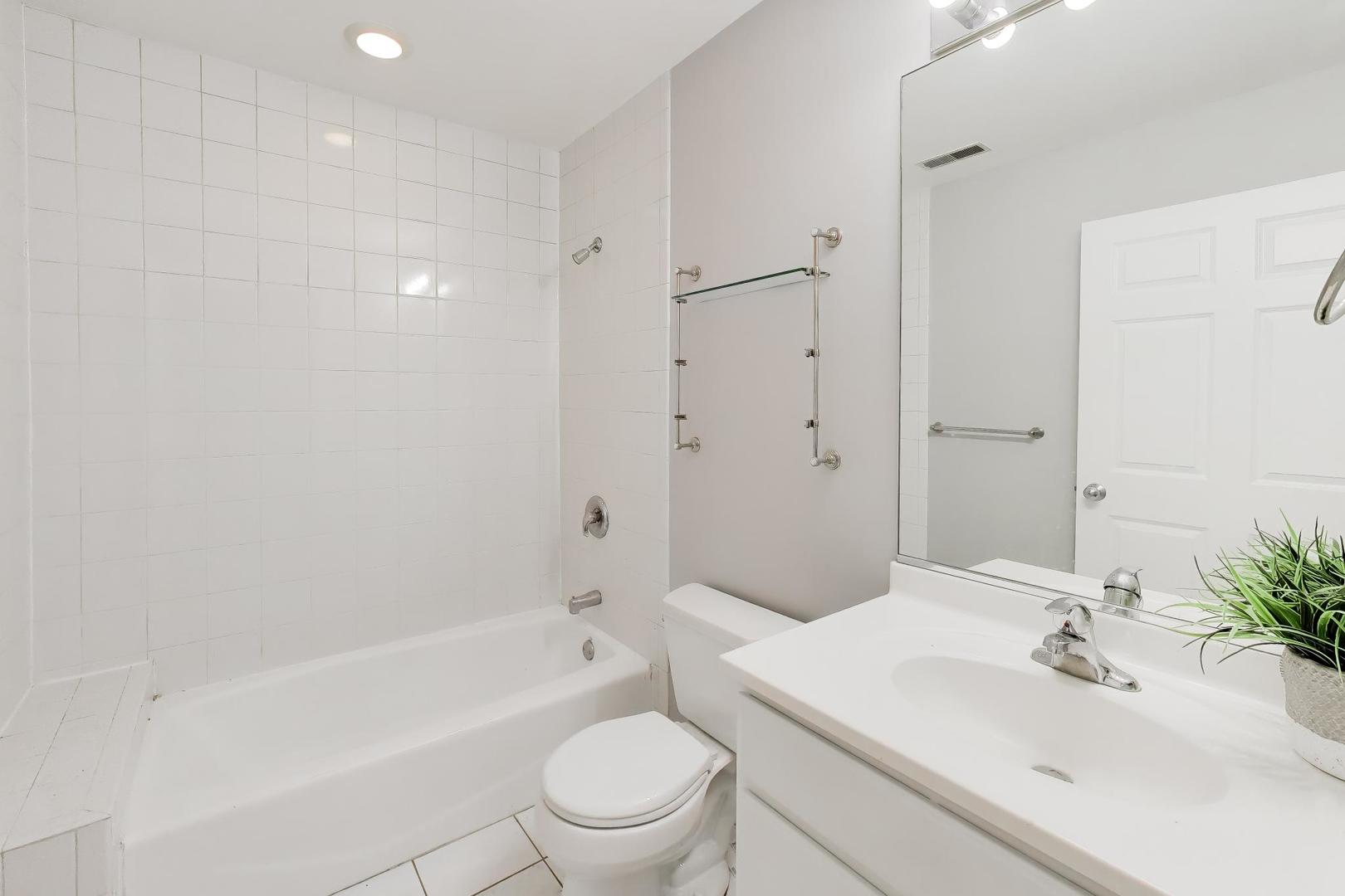 2629 N ASHLAND Avenue Unit: 1B