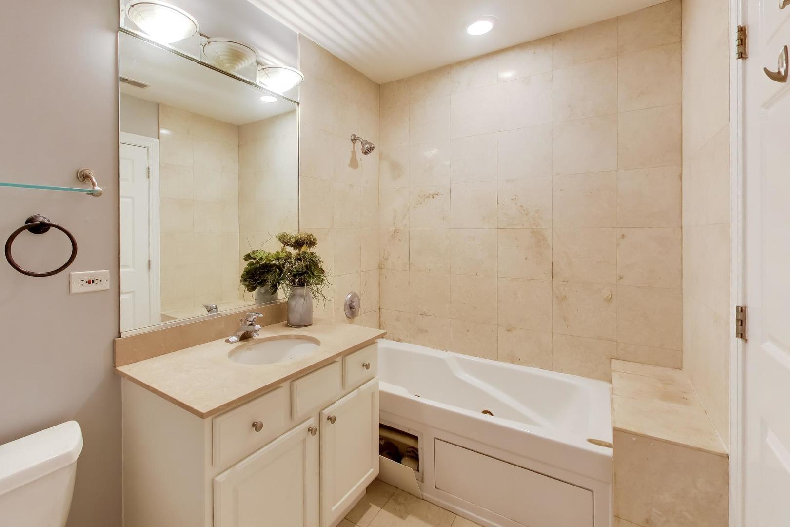 2629 N ASHLAND Avenue Unit: 1B