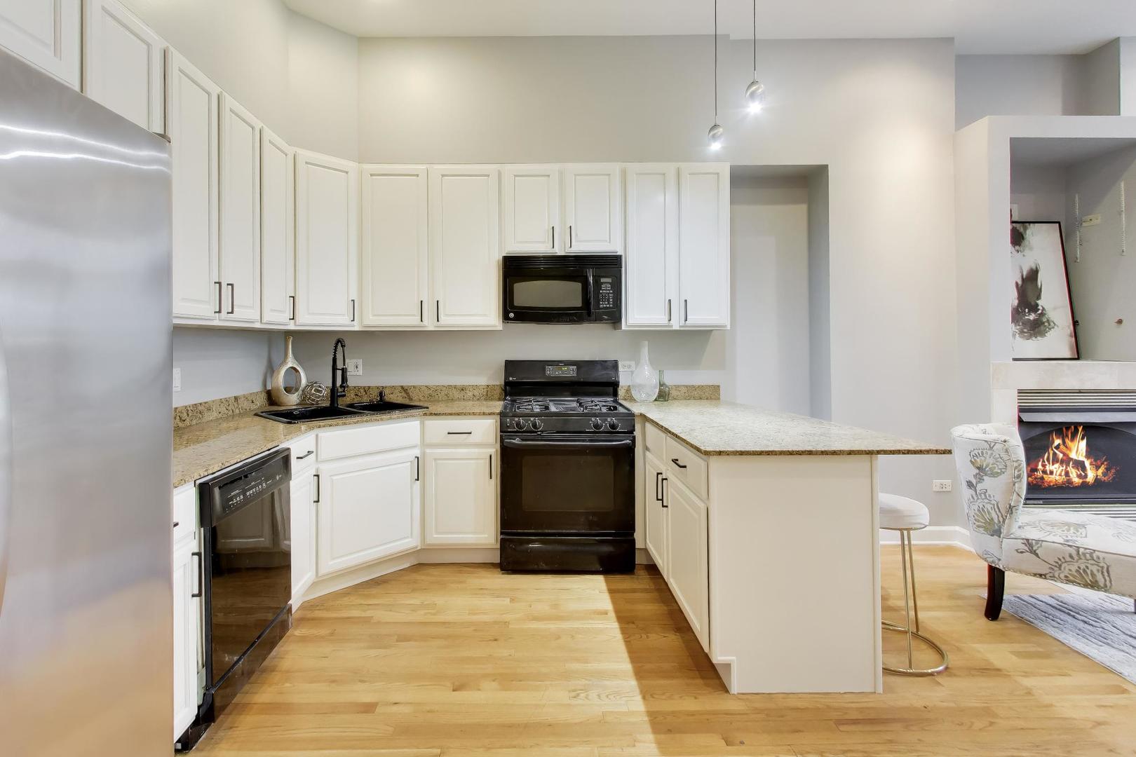 2629 N ASHLAND Avenue Unit: 1B