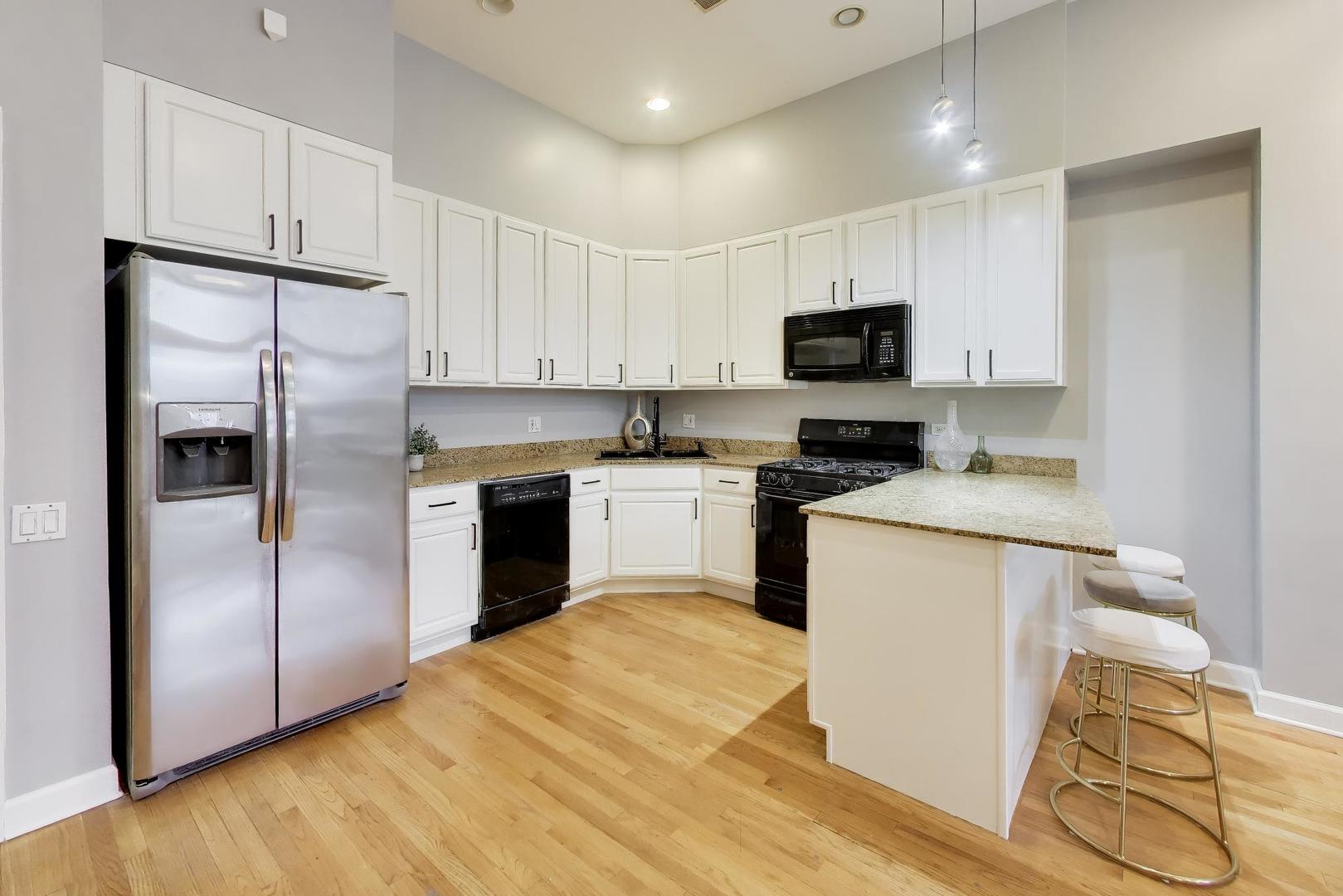 2629 N ASHLAND Avenue Unit: 1B