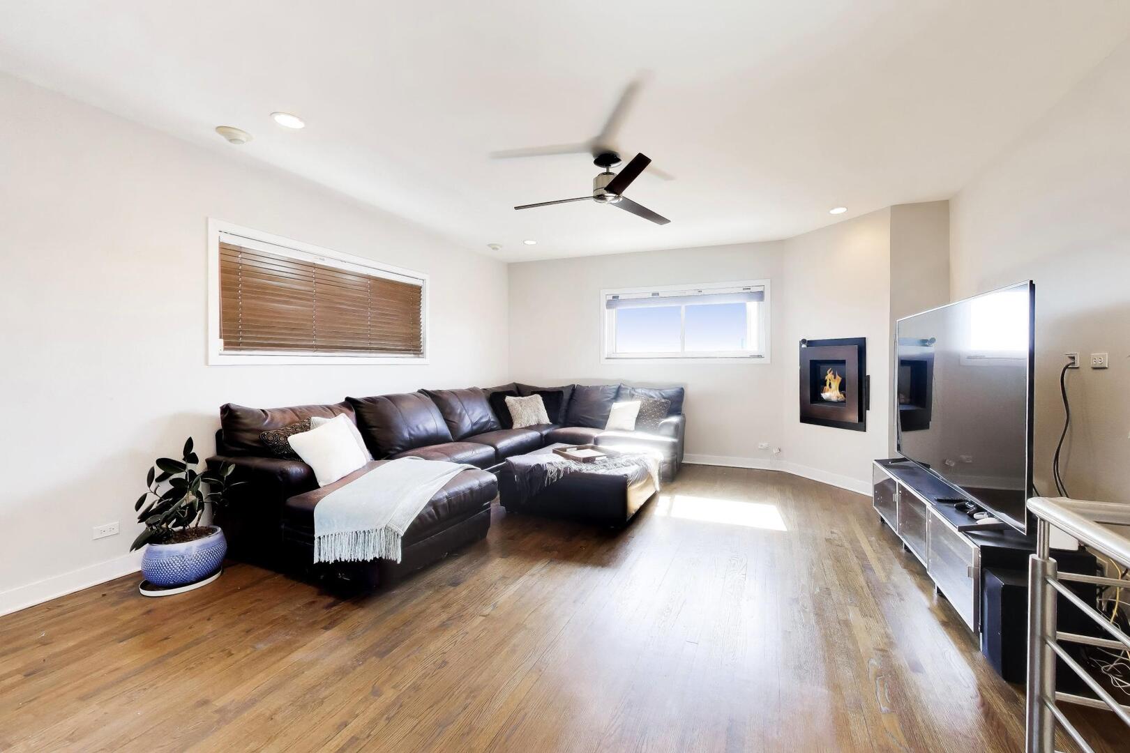 2241 W Roscoe Street Unit: 3