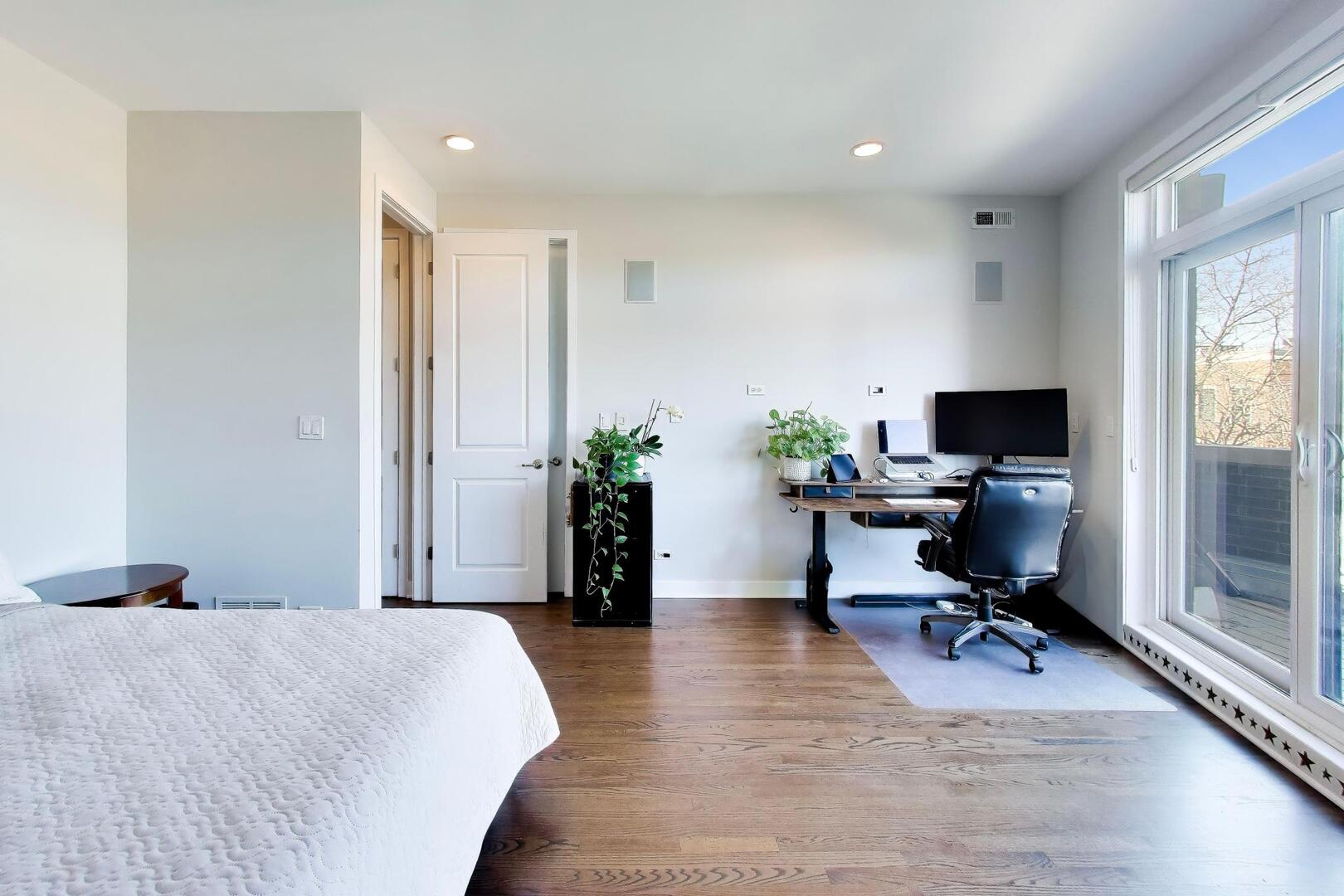 2241 W Roscoe Street Unit: 3