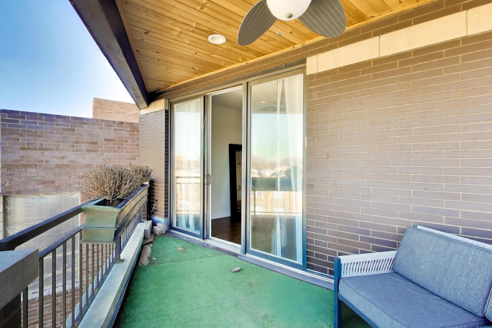 2241 W Roscoe Street Unit: 3