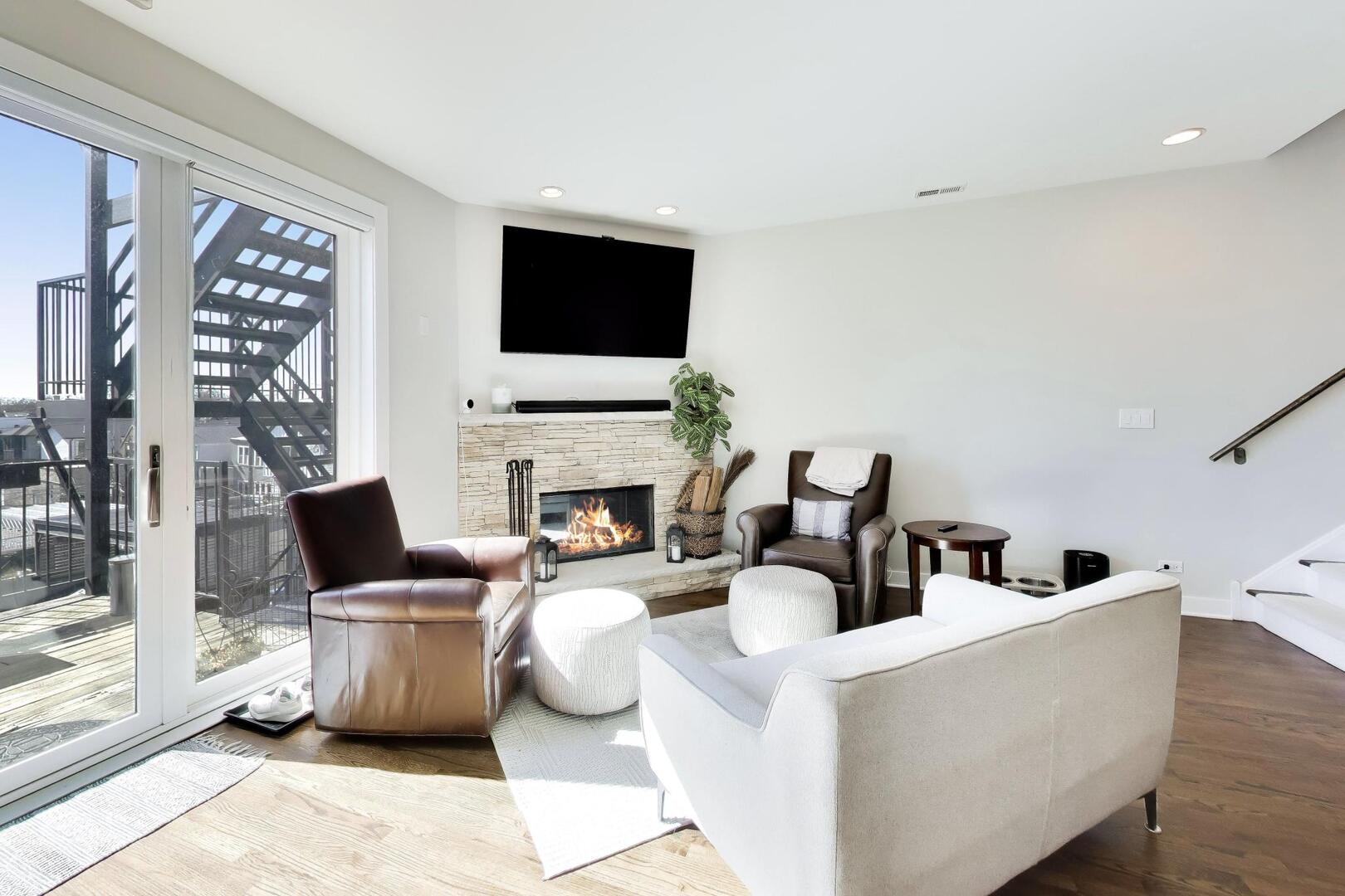 2241 W Roscoe Street Unit: 3