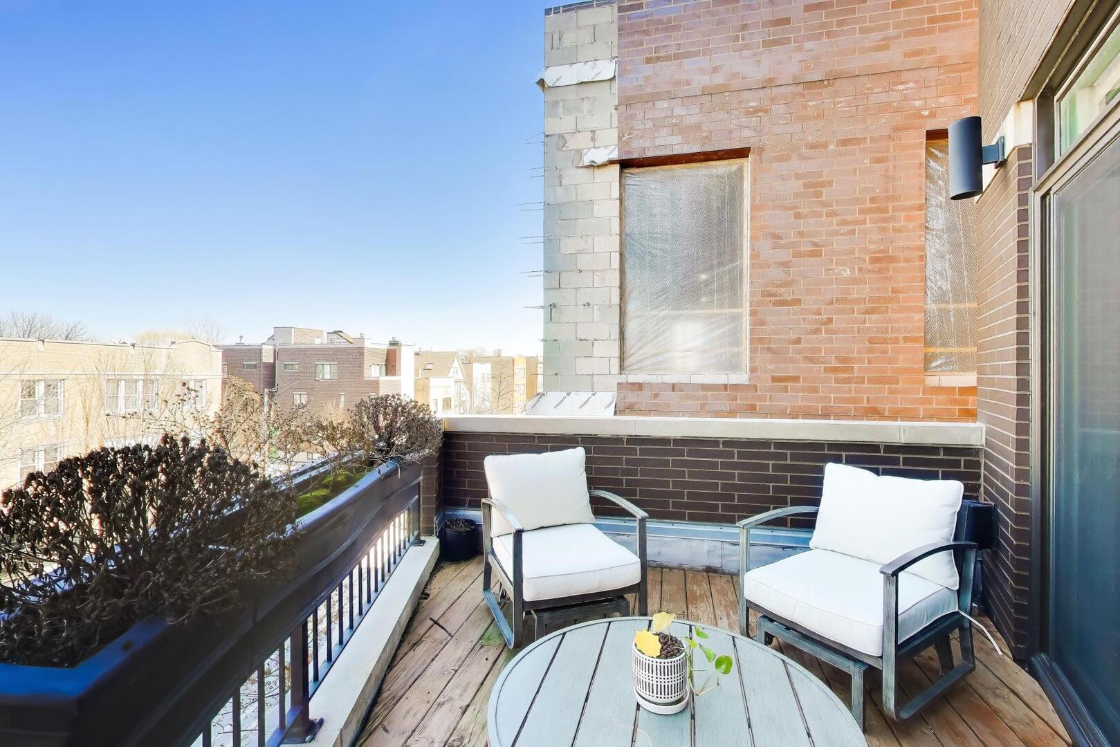 2241 W Roscoe Street Unit: 3