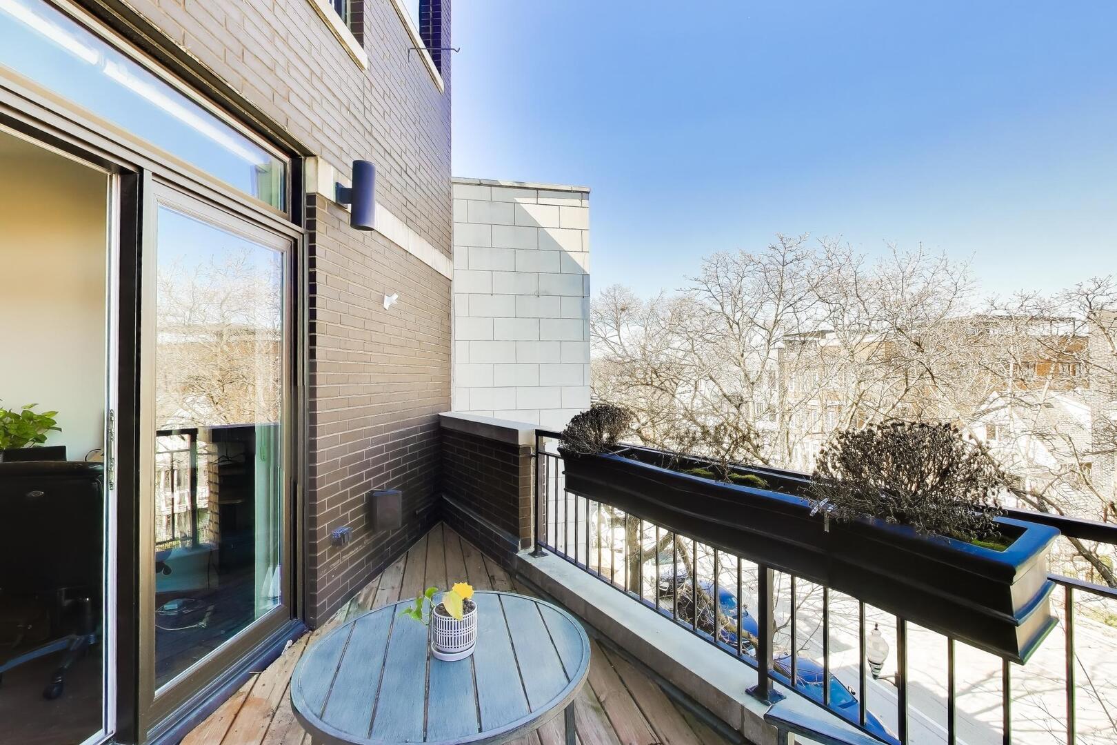 2241 W Roscoe Street Unit: 3