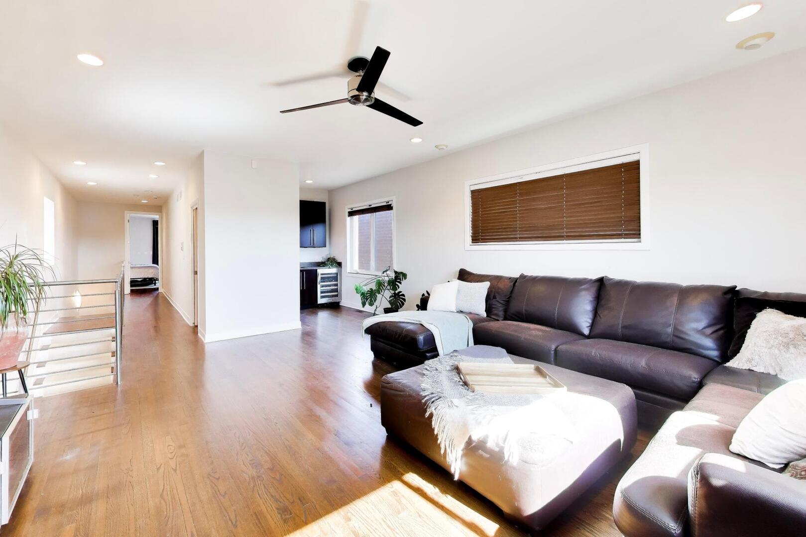 2241 W Roscoe Street Unit: 3