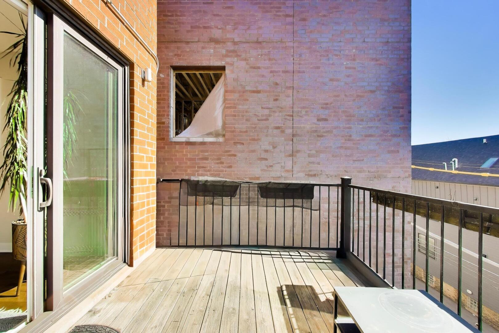 2241 W Roscoe Street Unit: 3