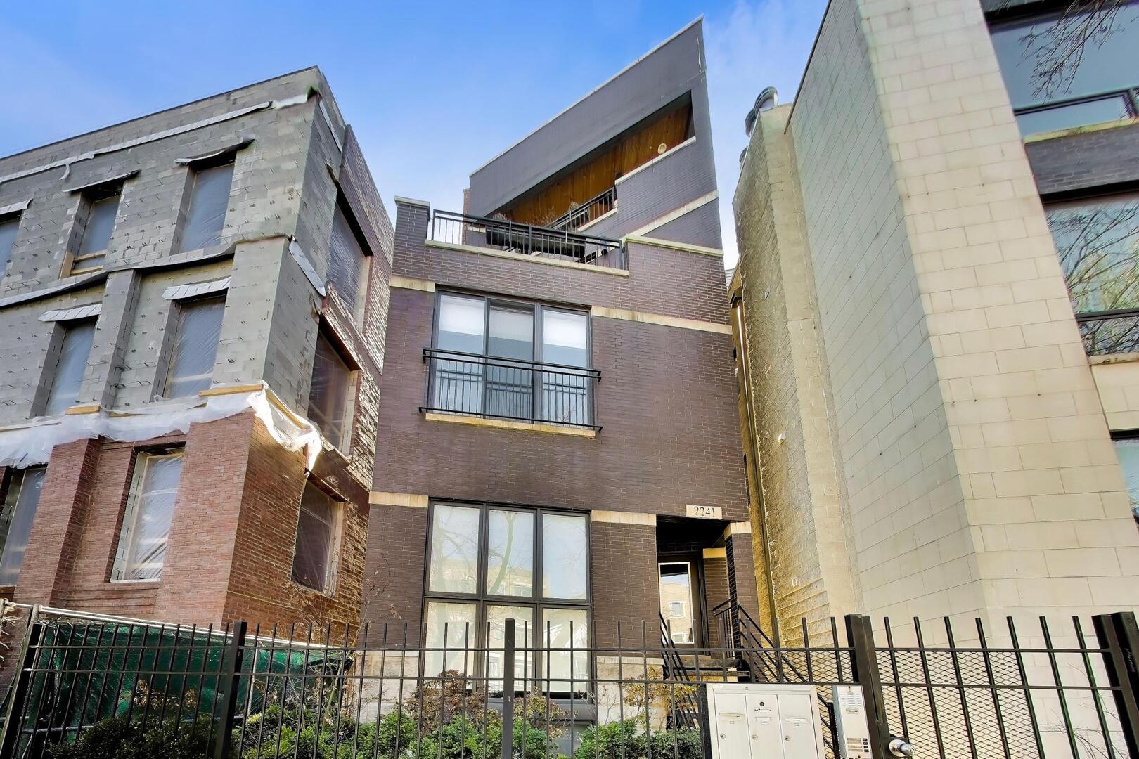 2241 W Roscoe Street Unit: 3