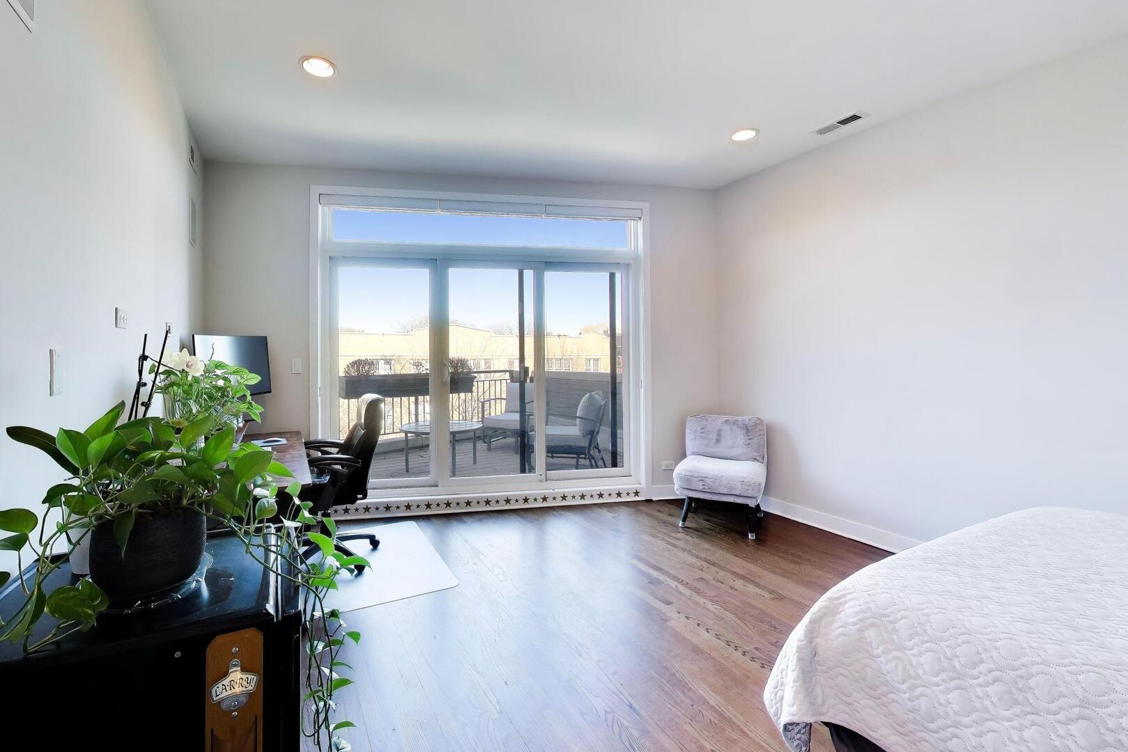 2241 W Roscoe Street Unit: 3