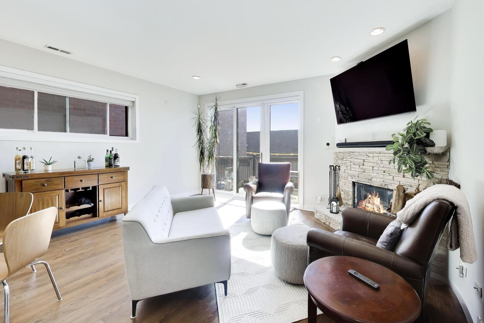 2241 W Roscoe Street Unit: 3