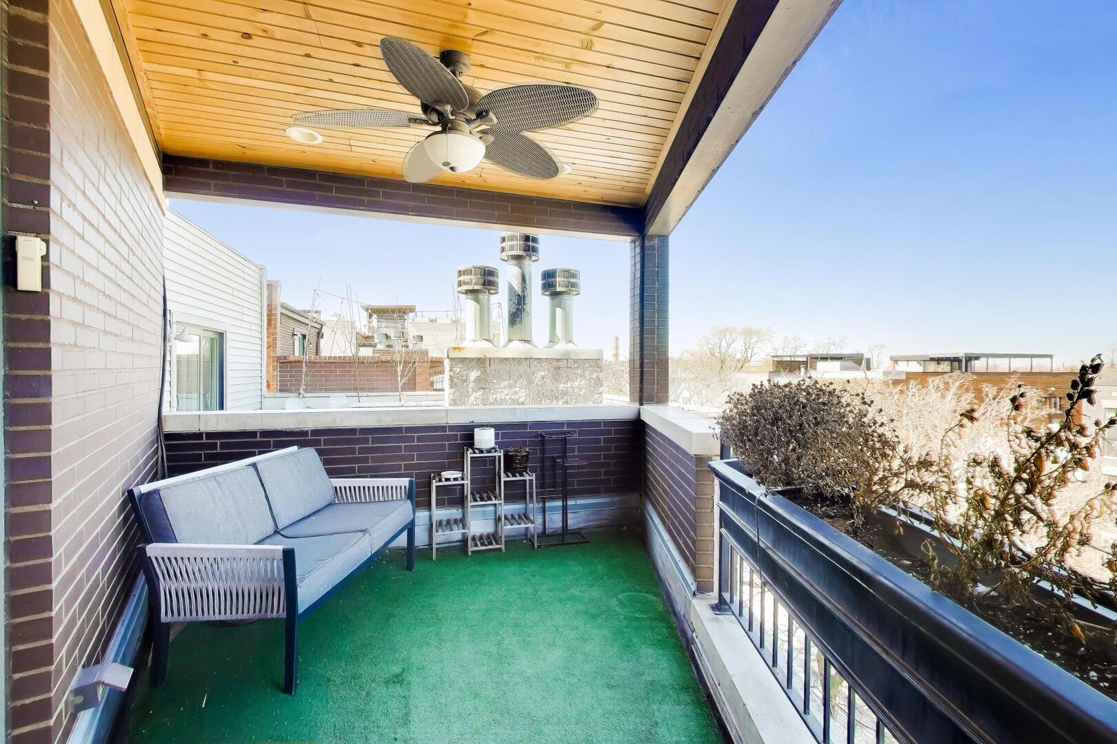 2241 W Roscoe Street Unit: 3